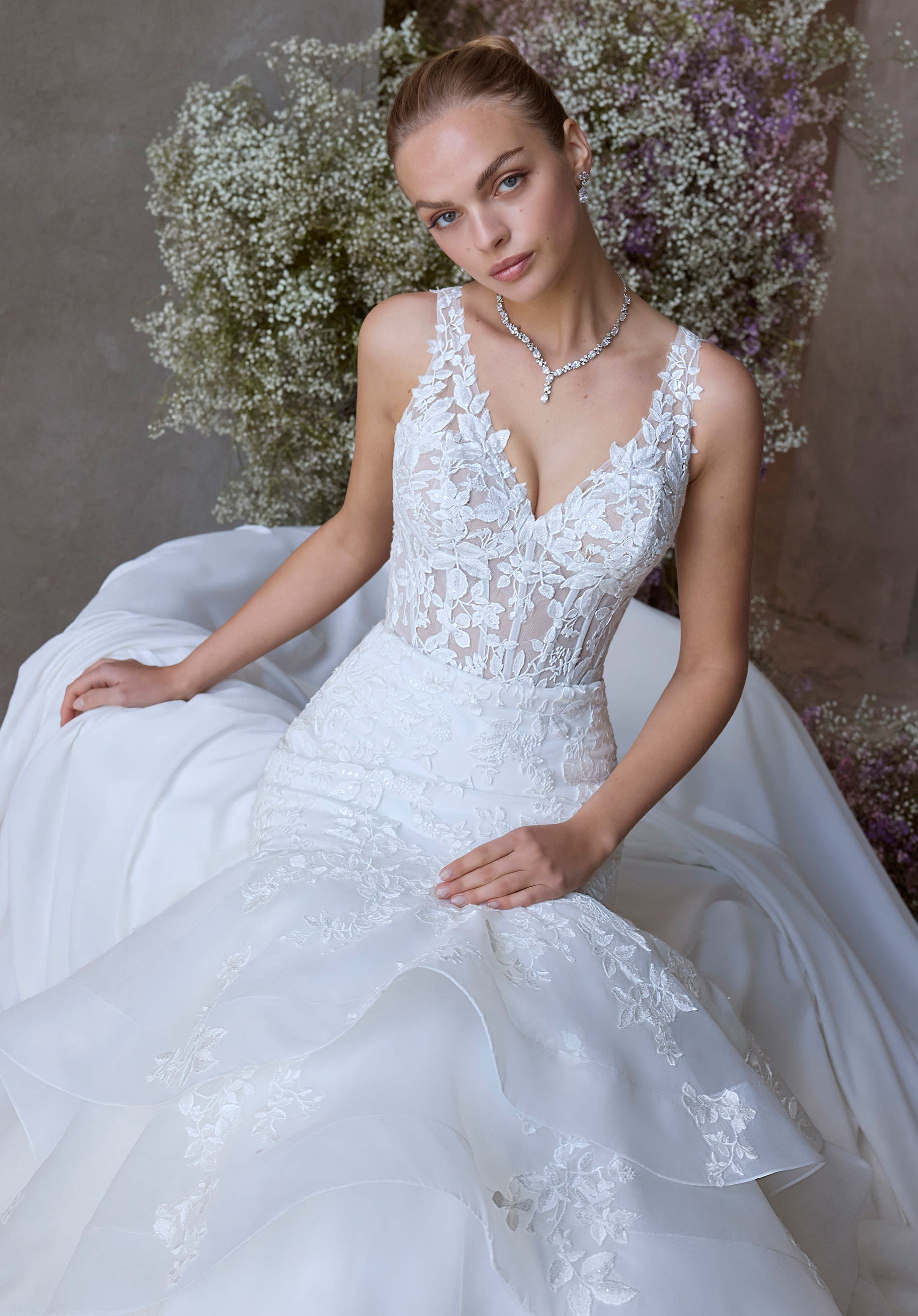 morilee-demetra-brautkleid-meerjungfrau-mit-deep-v-und-t-ll-stufenrock image 2