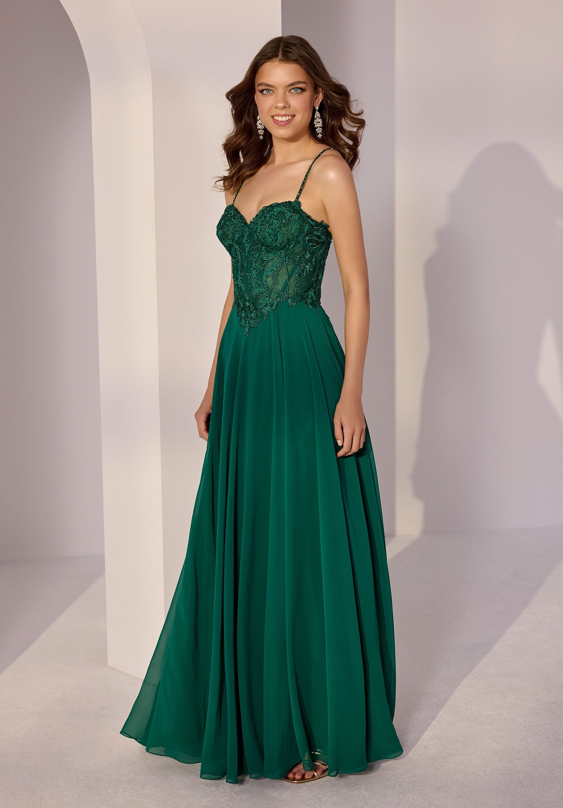 morilee-embroidered-bustier-chiffon-partykleid-mit-corsage-und-schlitz image 1