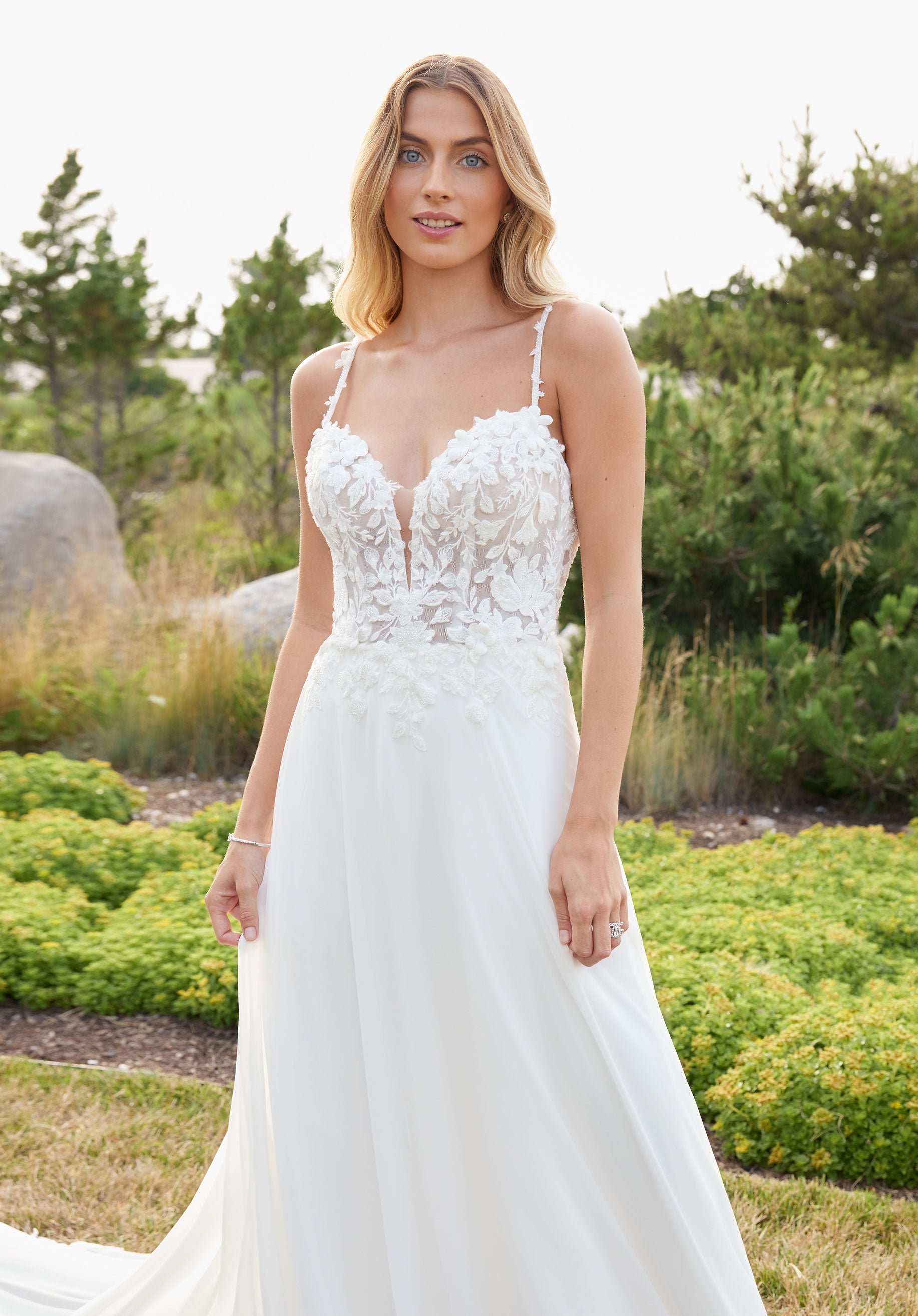 morilee-sachi-brautkleid-a-linie-mit-plunge-und-spitzenschleppe image 2