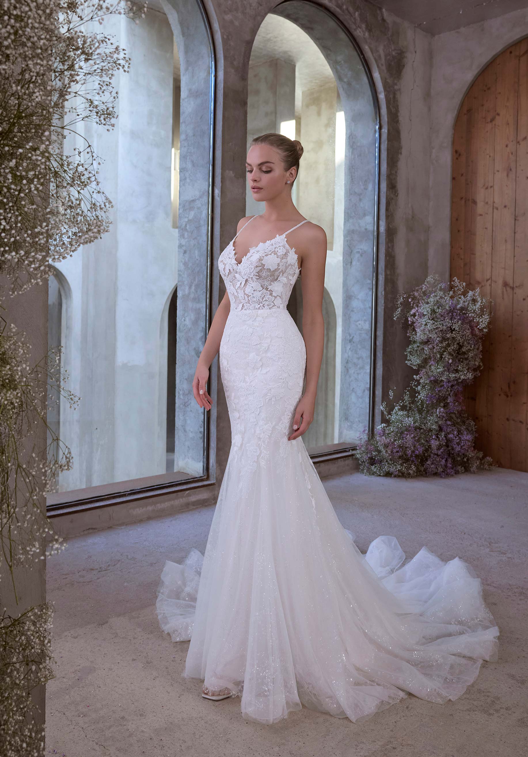 morilee-urania-brautkleid-meerjungfrau-mit-v-ausschnitt-und-spaghettitr-gern image 1