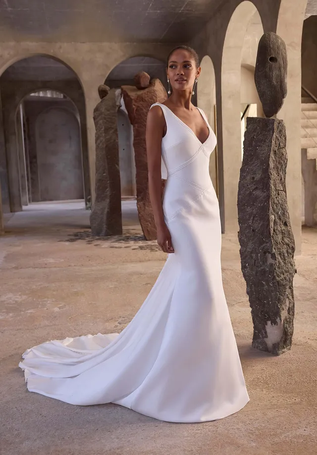 morilee-eirene-brautkleid-crepe-sheath-mit-v-ausschnitt image 1