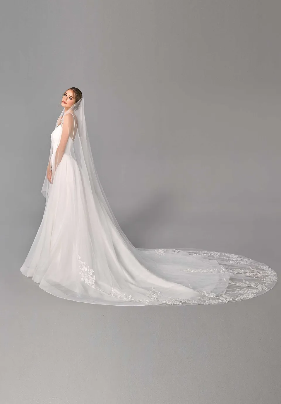 morilee-kathedralenschleier-botanical-frosted-lace image 1