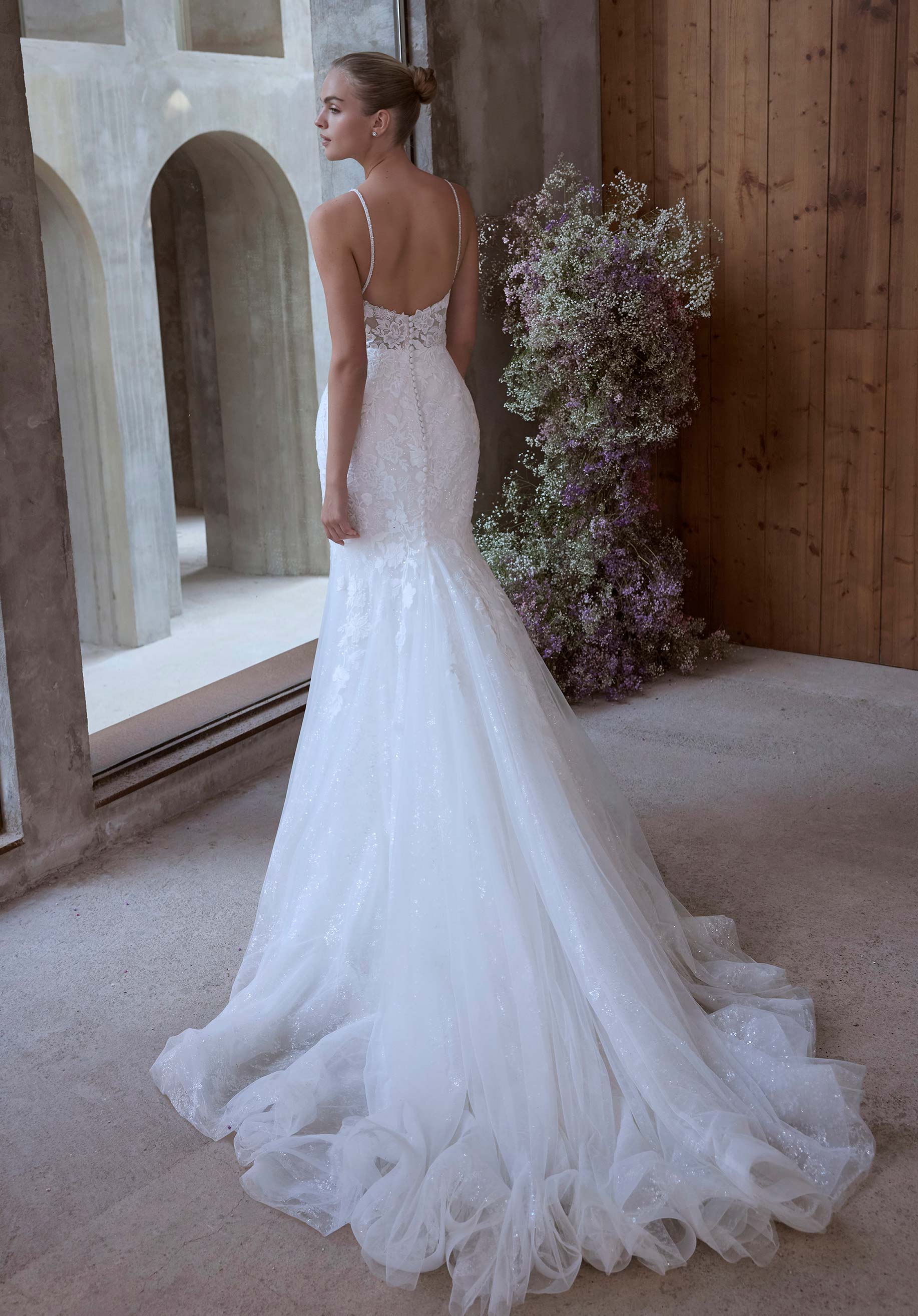 morilee-urania-brautkleid-meerjungfrau-mit-v-ausschnitt-und-spaghettitr-gern image 3
