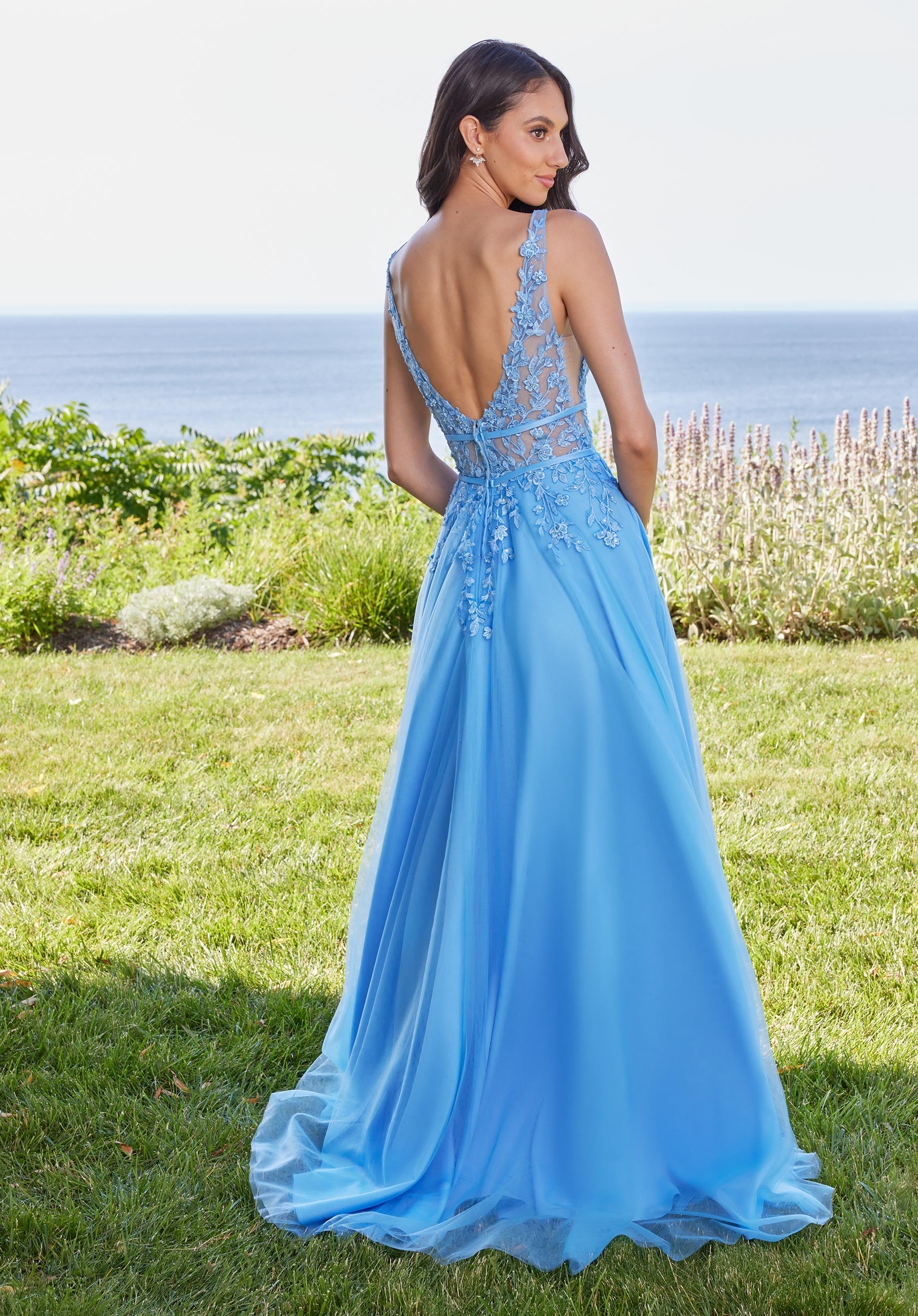 morilee-a-linie-ballkleid-mit-stickerei-applikationen-und-plunging-ausschnitt image 5