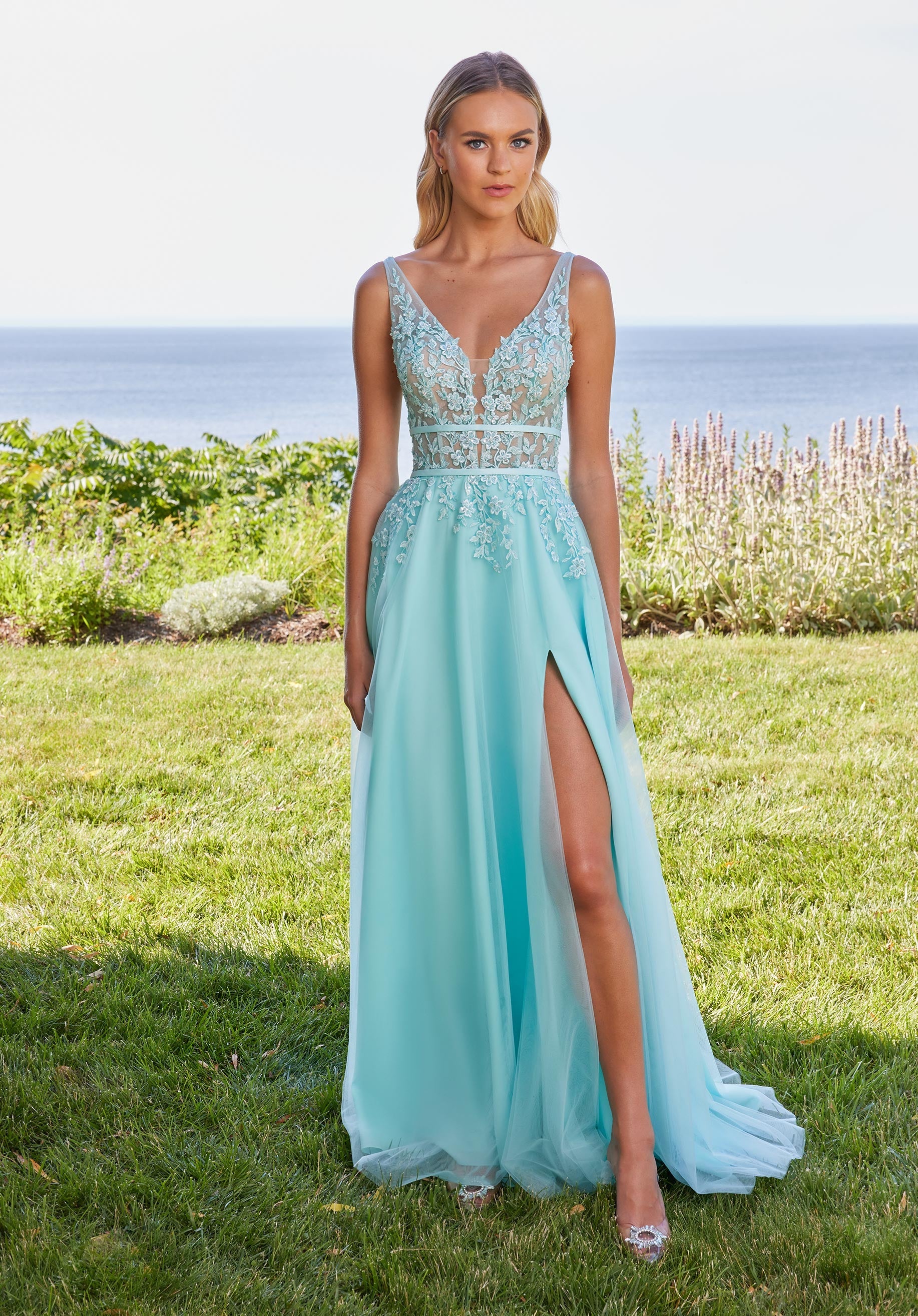 morilee-a-linie-ballkleid-mit-stickerei-applikationen-und-plunging-ausschnitt image 3