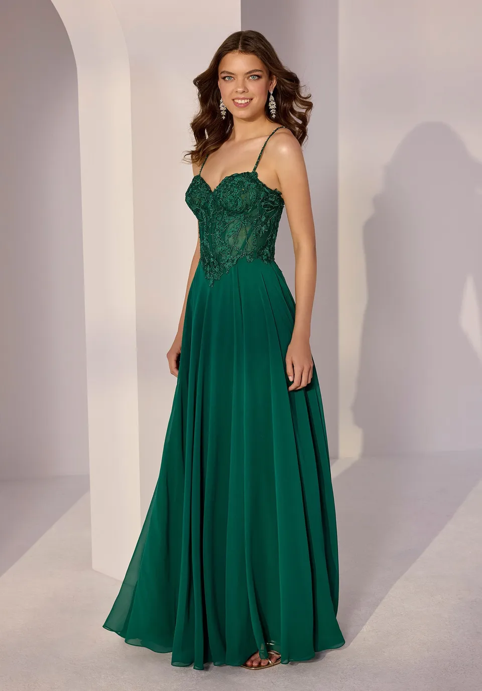 morilee-embroidered-bustier-chiffon-partykleid-mit-corsage-und-schlitz image 1