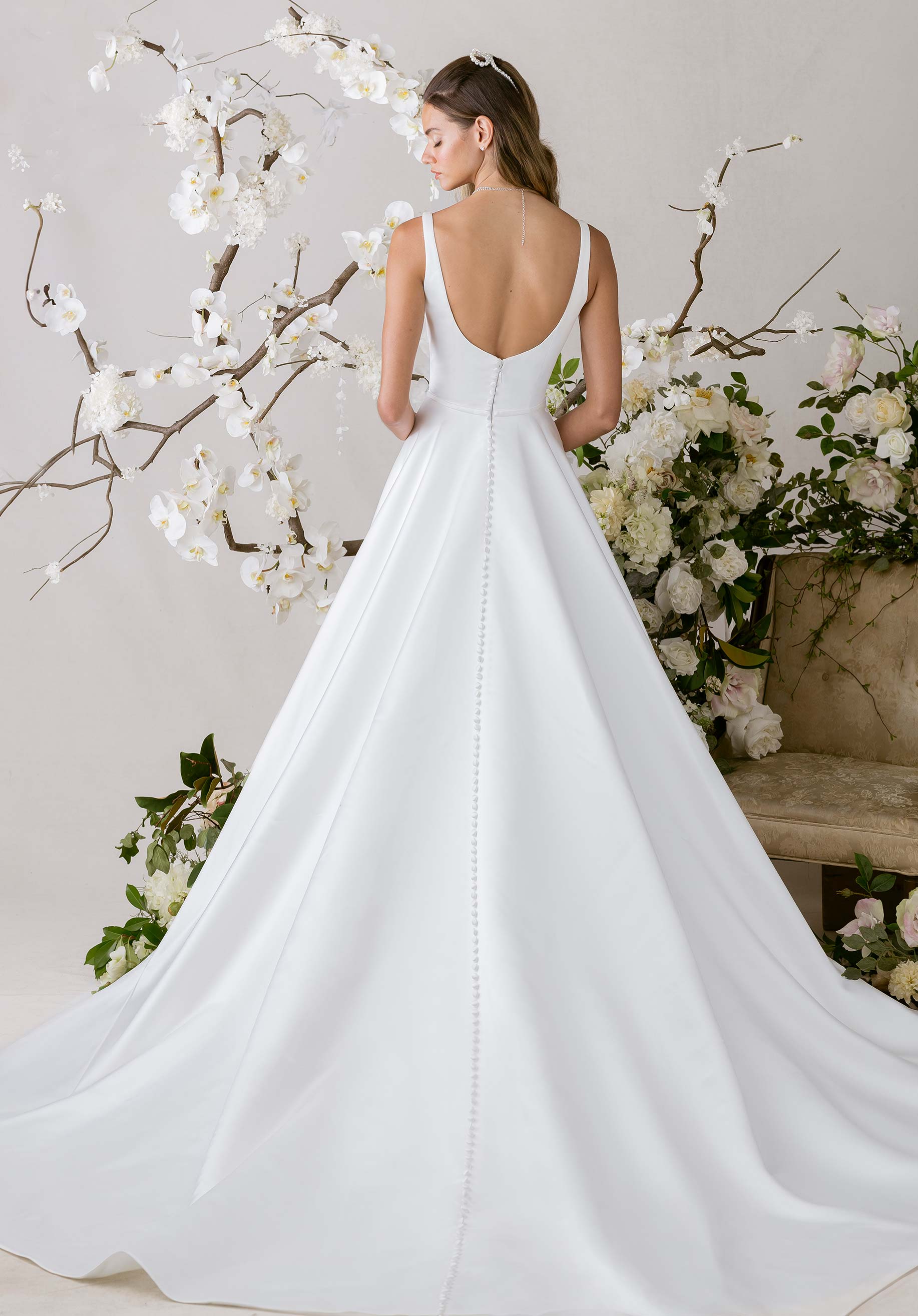 morilee-esmerelda-brautkleid-mit-carr-ausschnitt-und-chapel-schleppe image 3