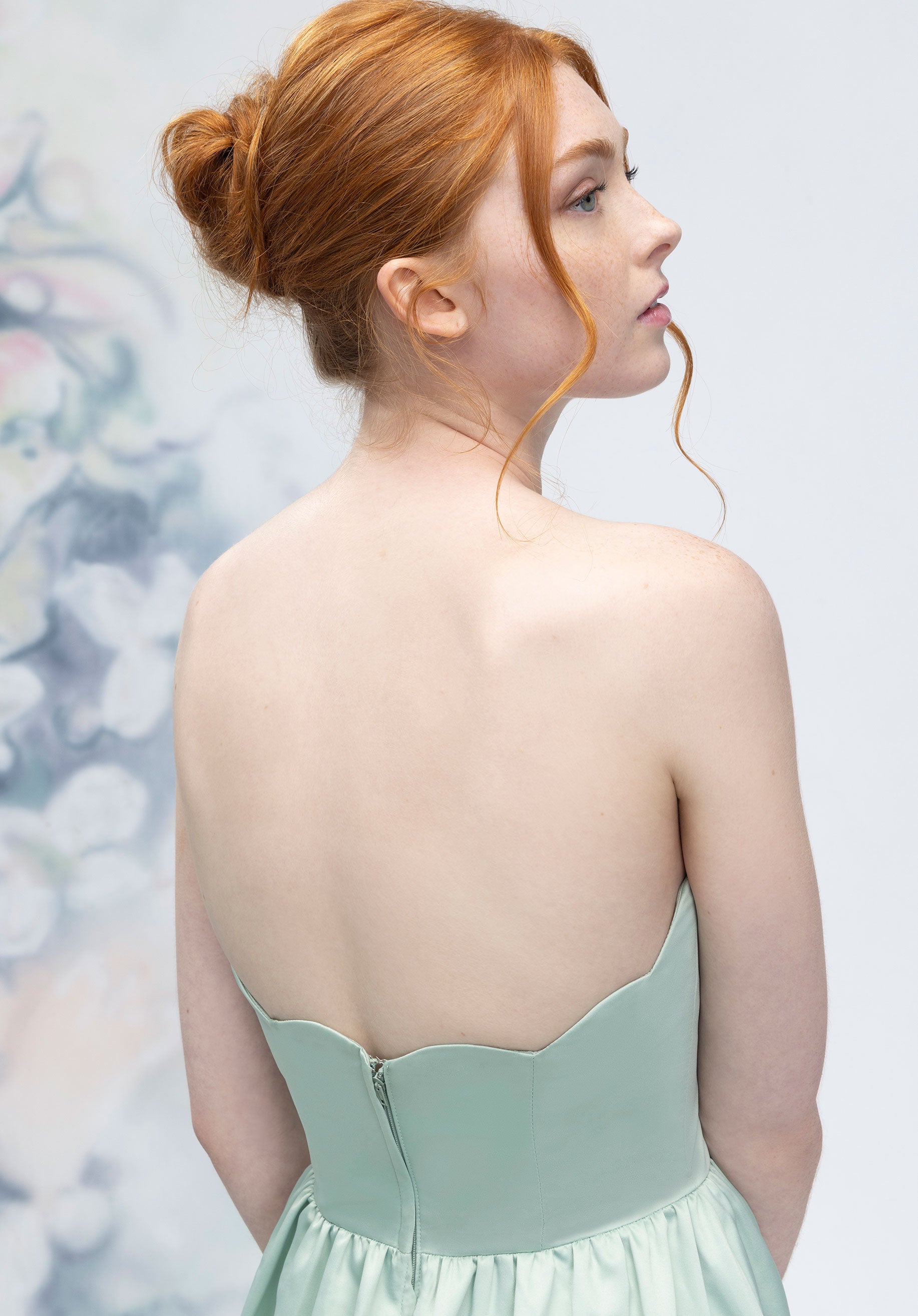 morilee-scallop-strapless-satin-a-linie-brautjungfernkleid image 3