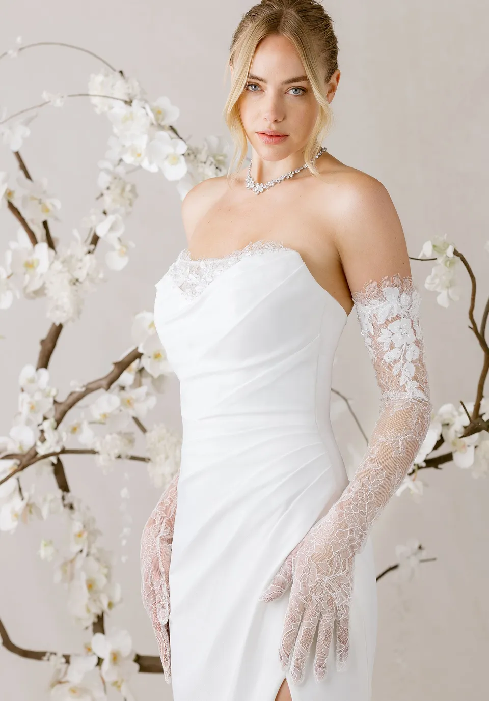 morilee-handschuhe-scalloped-chantilly-lace-floral image 1