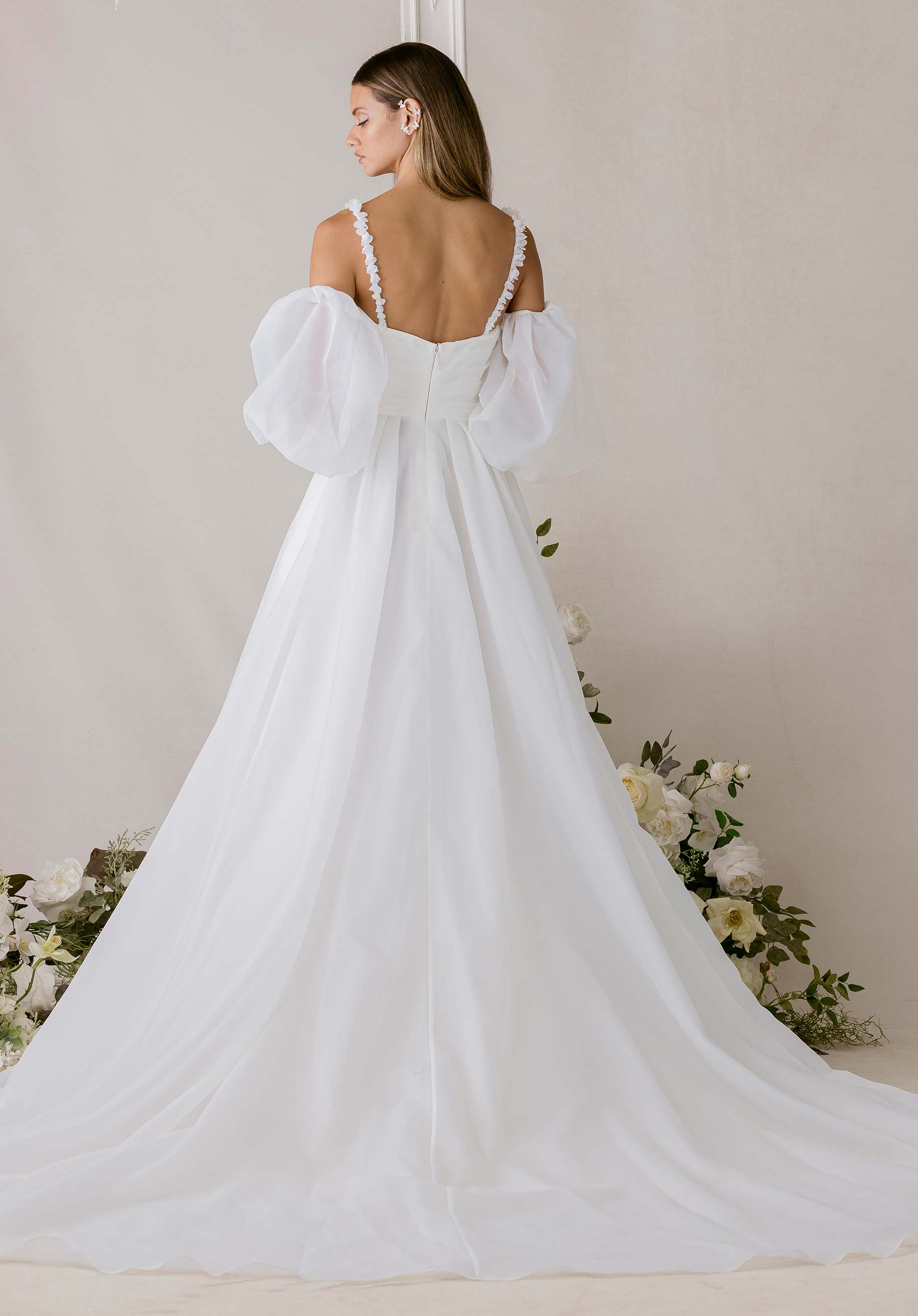 morilee-elssler-brautkleid-a-linie-mit-drapiertem-cat-eye-und-ballon-rmeln image 3