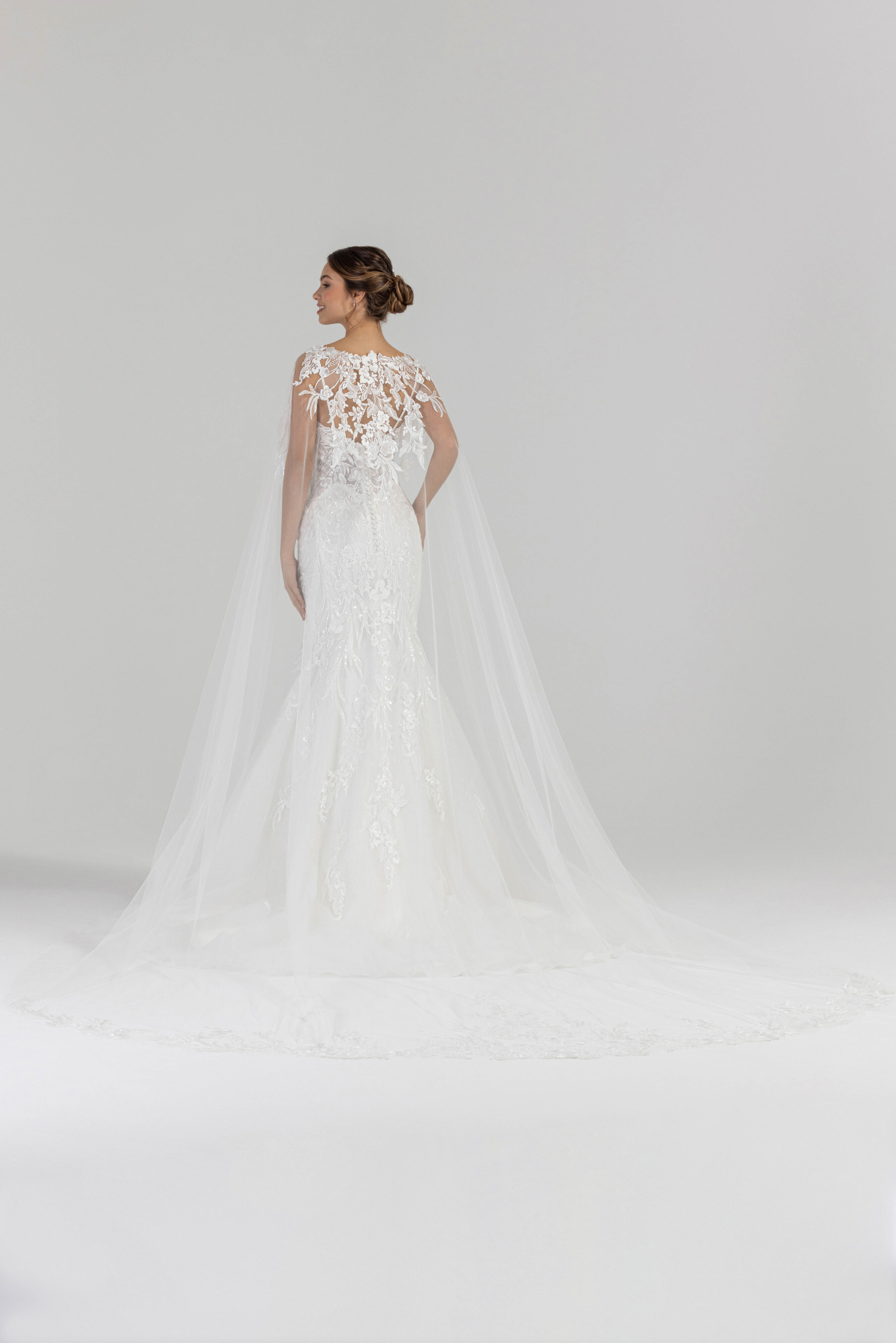 eglantine-lagune-brautkleid-mit-cape-ivoire-wei-gr-34-74 image 3