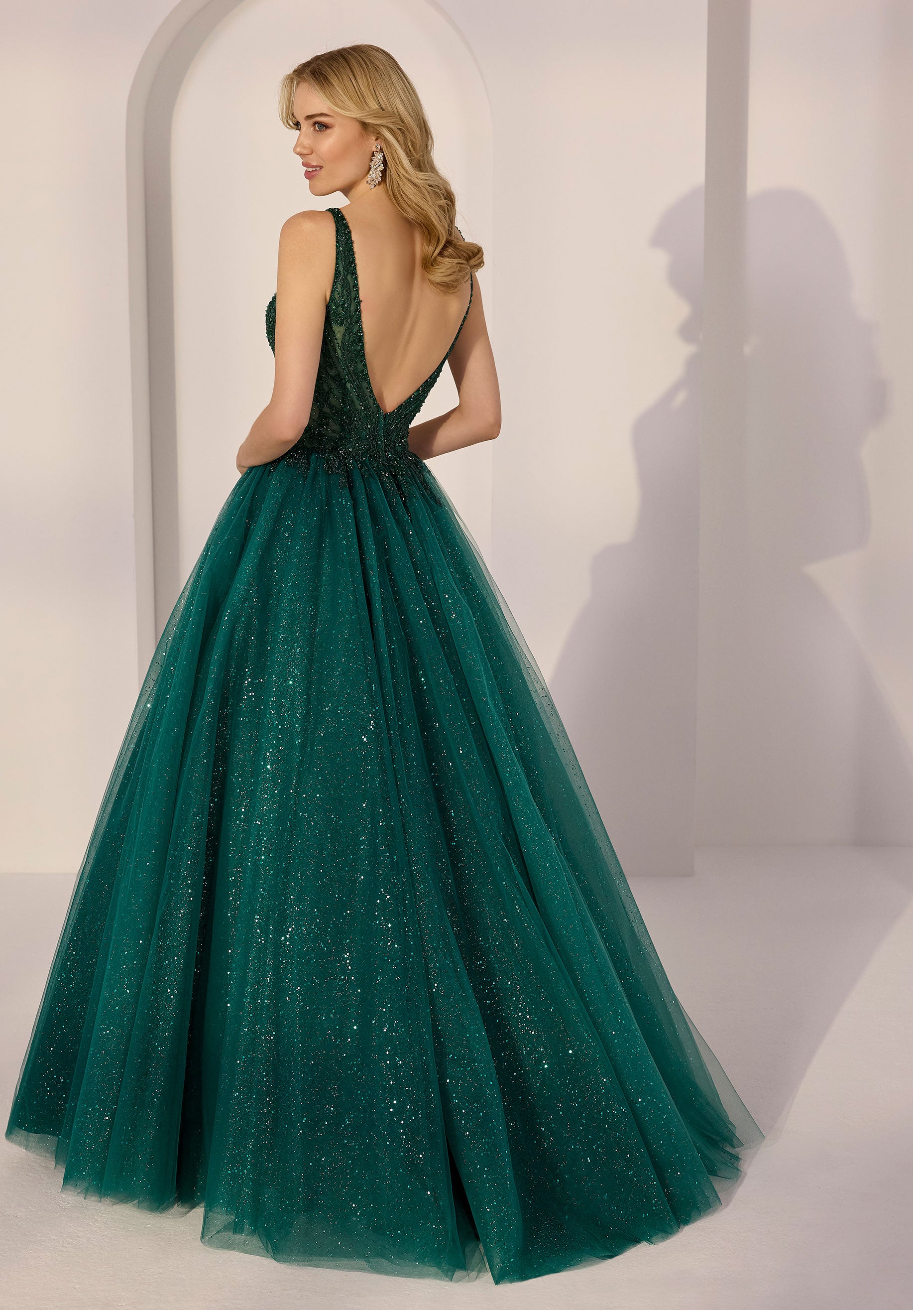 morilee-t-ll-a-linie-partykleid-mit-perlen-und-plunge-ausschnitt image 3