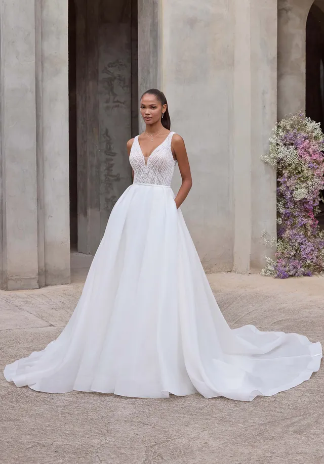 morilee-melaina-brautkleid-a-linie-organza-mit-plungee-v-ausschnitt-und-abnehmba image 1