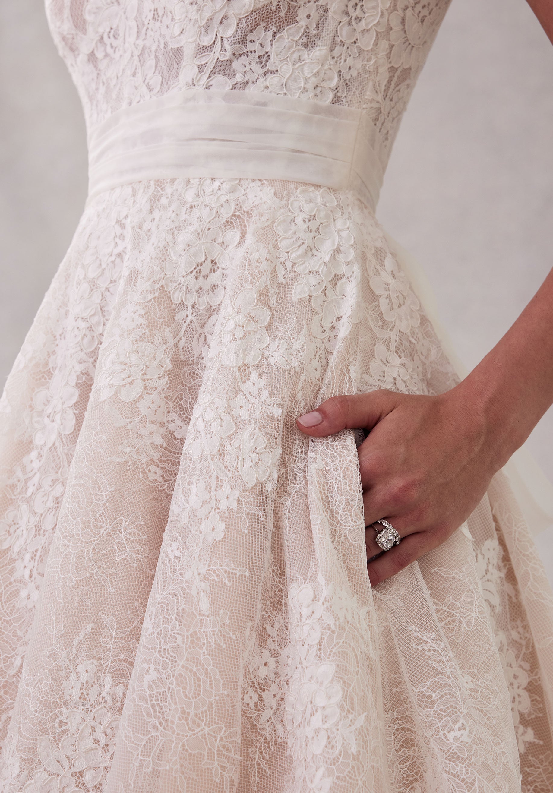morilee-selah-ballkleid-aus-alencon-spitze-mit-schleifensch-rpe image 8