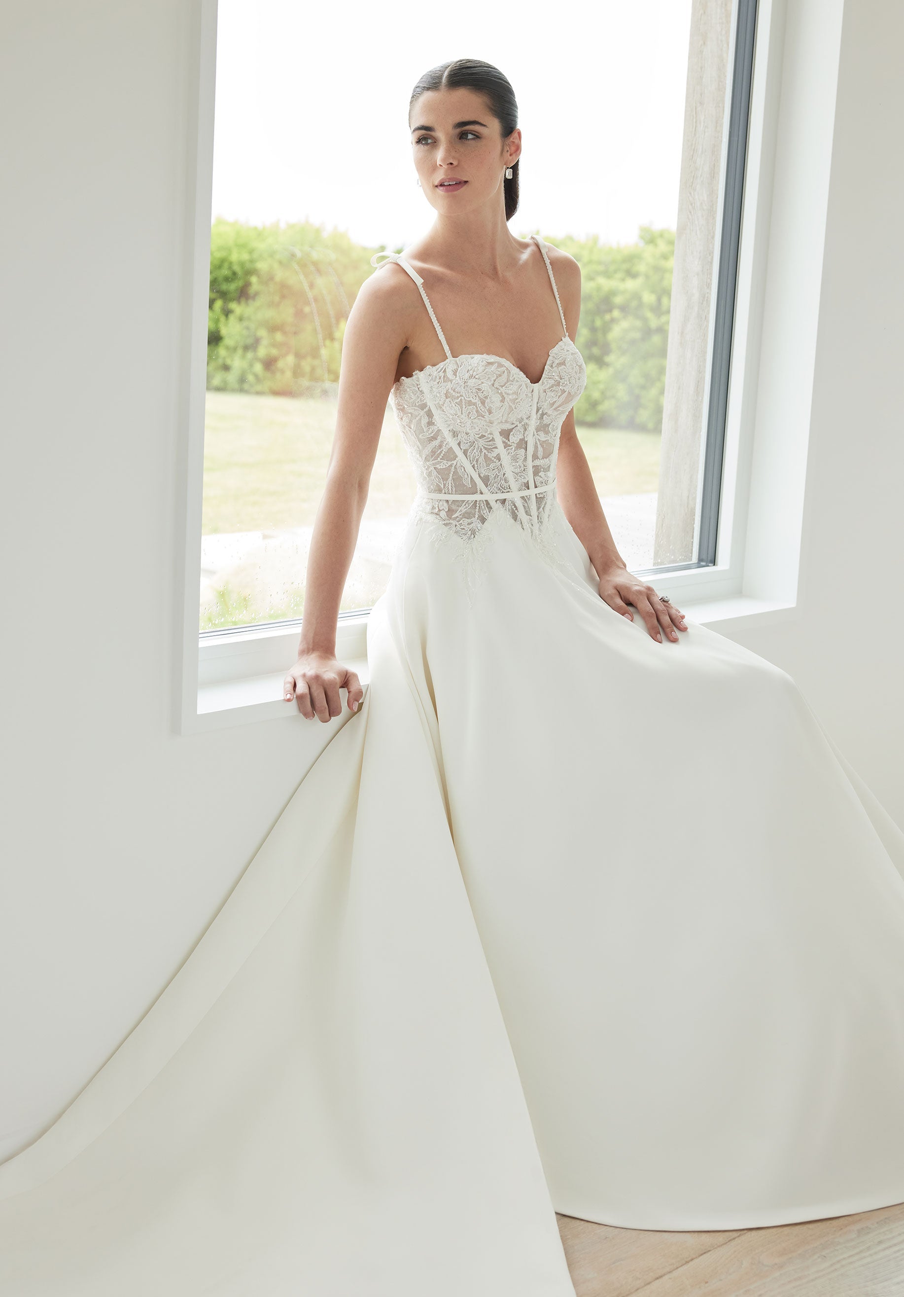 morilee-stella-brautkleid-a-linie-mit-chantilly-spitze-und-basque-taille image 3