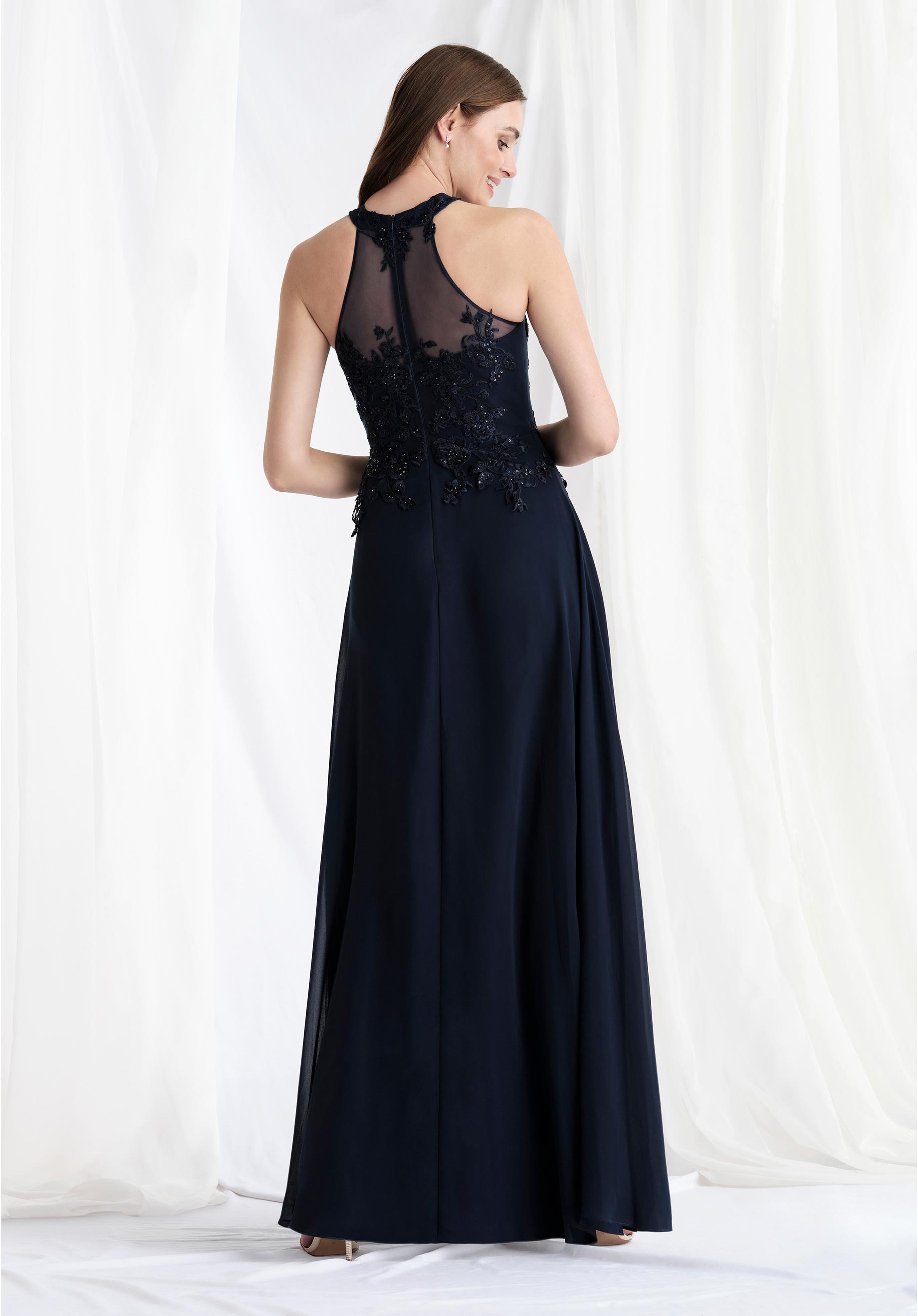morilee-abendkleid-chiffon-mit-neckholder-und-illusion-ausschnitt image 6