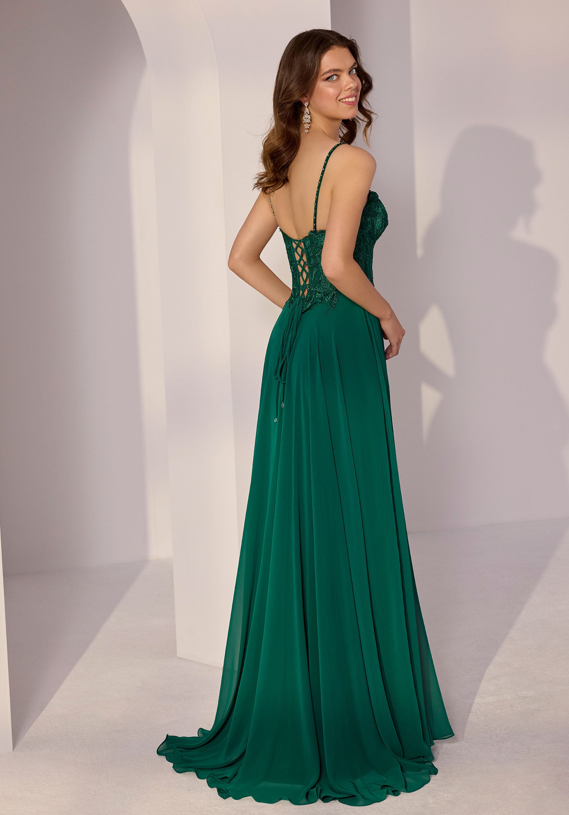 morilee-embroidered-bustier-chiffon-partykleid-mit-corsage-und-schlitz image 5