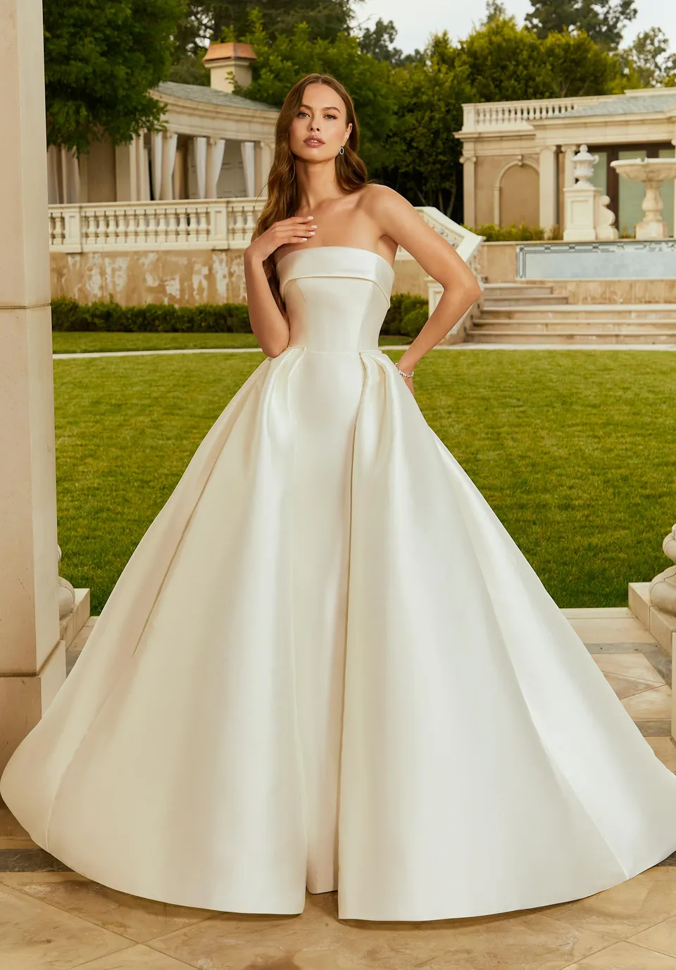 morilee-larissa-satin-berrock-mit-kn-pfen-braut-overskirt image 1