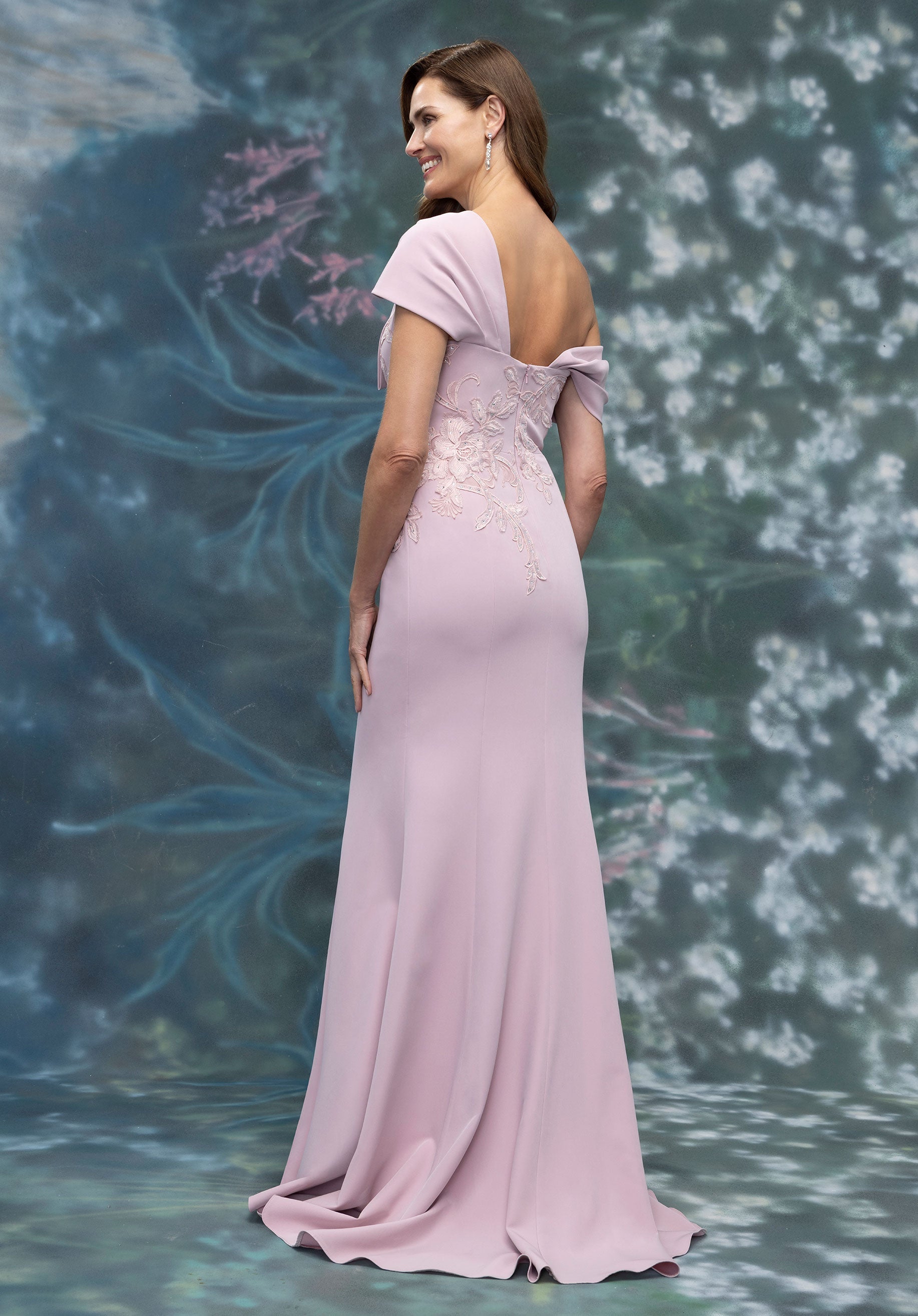 morilee-asymmetric-neckline-crepe-abendkleid-mit-schleife image 3