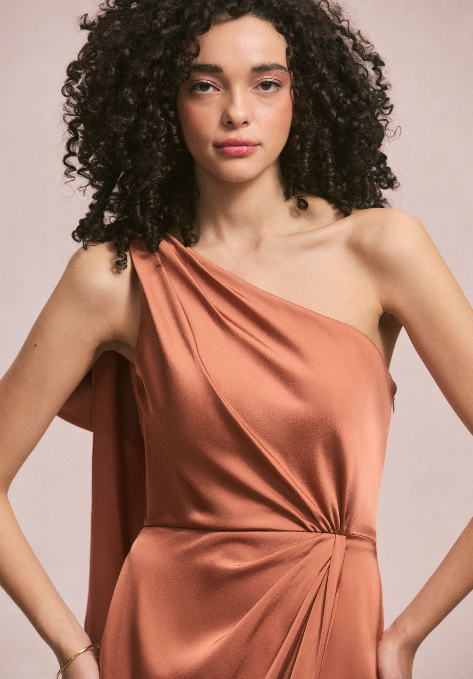 morilee-brautjungfernkleid-one-shoulder-drapierter-faux-wrap-aus-luxus-satin image 2