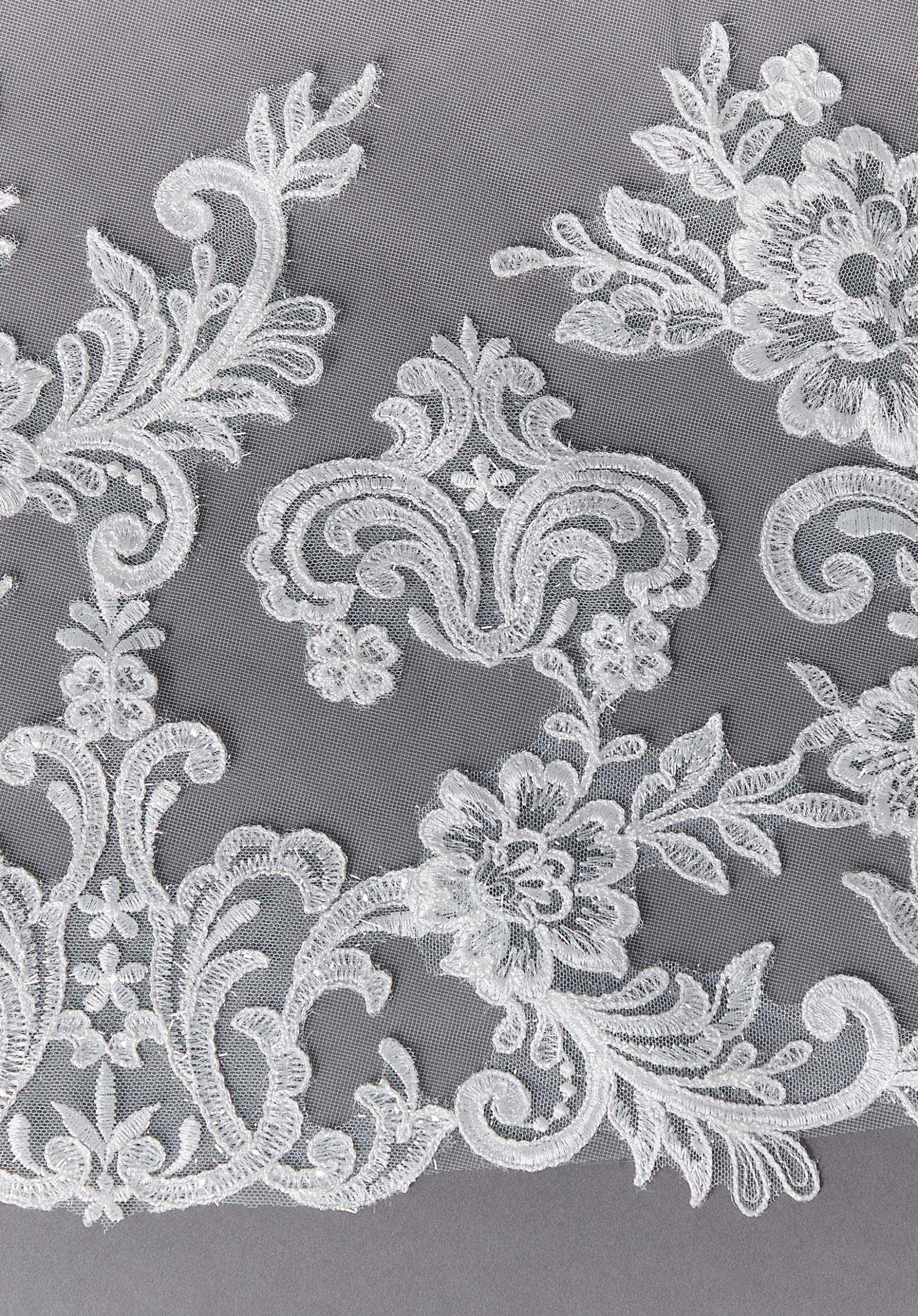 morilee-kathedralenschleier-mit-spitze image 2