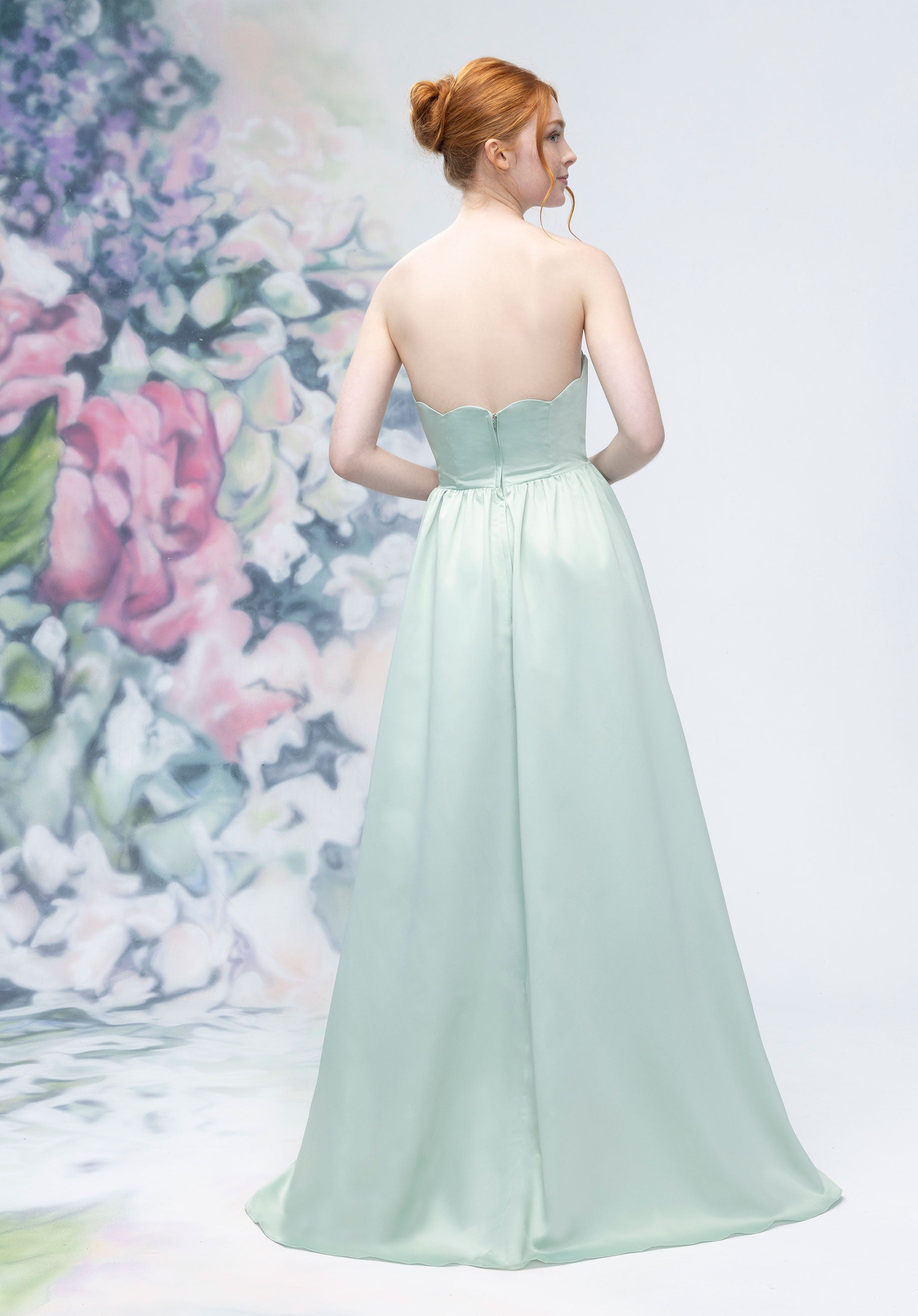 morilee-scallop-strapless-satin-a-linie-brautjungfernkleid image 4