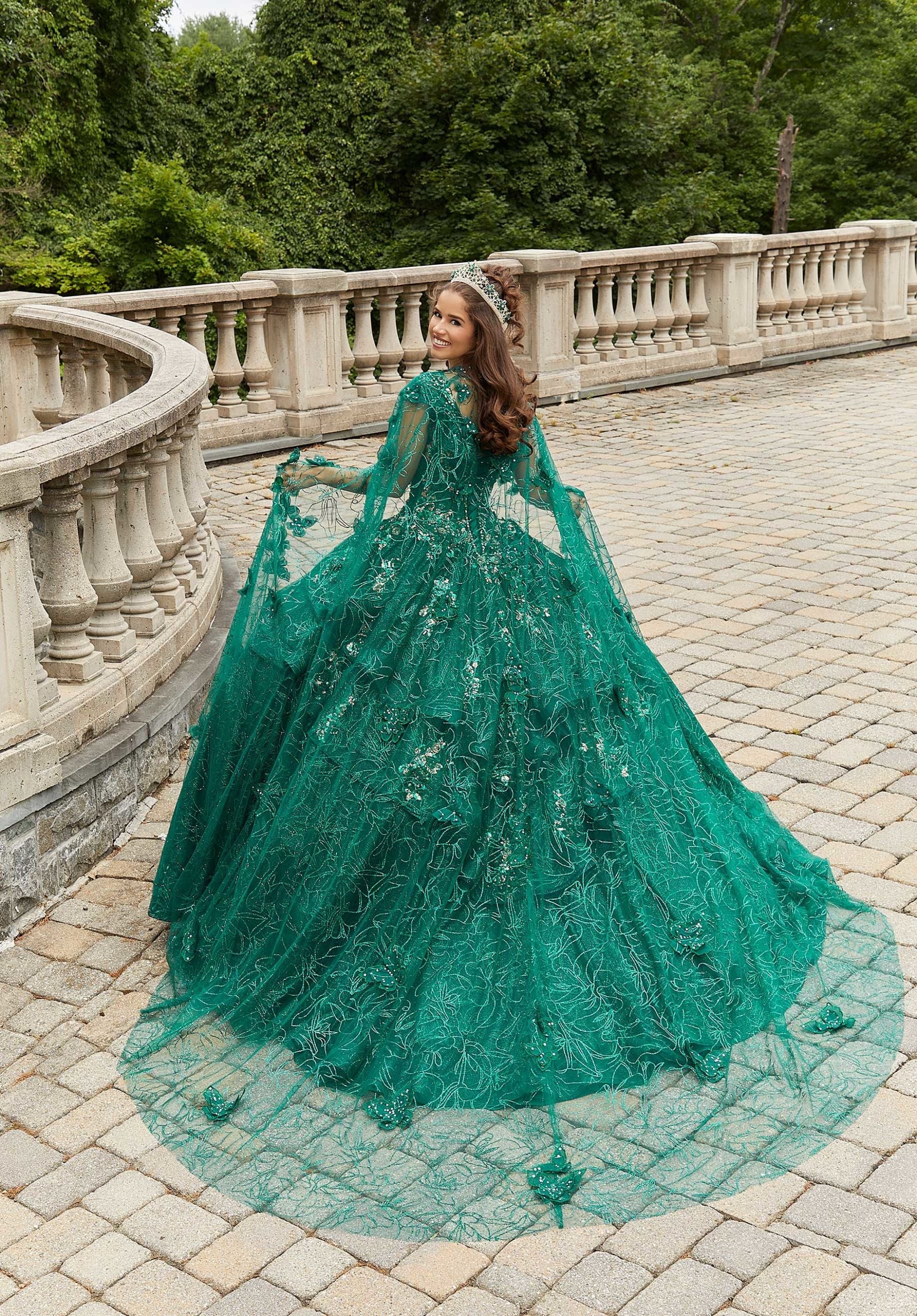 morilee-glitter-cape-mit-schmetterlingen-festumhang image 2