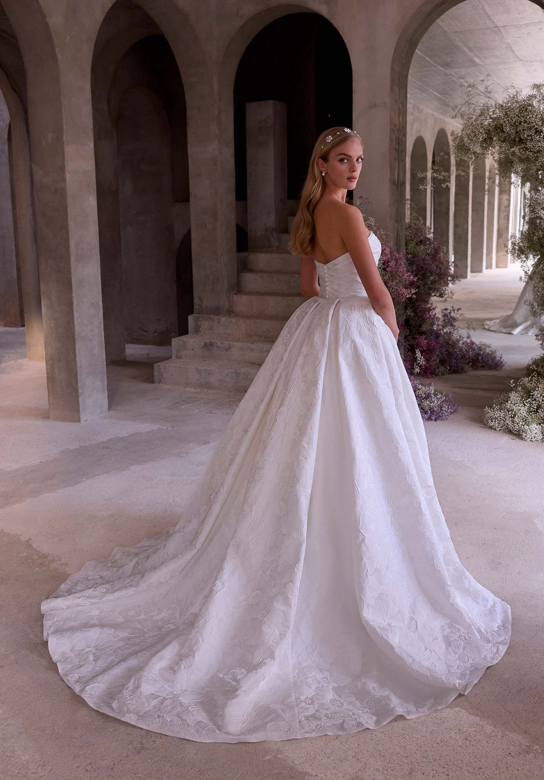 morilee-victoria-meerjungfrau-brautkleid-aus-brokat-mit-berrock image 3
