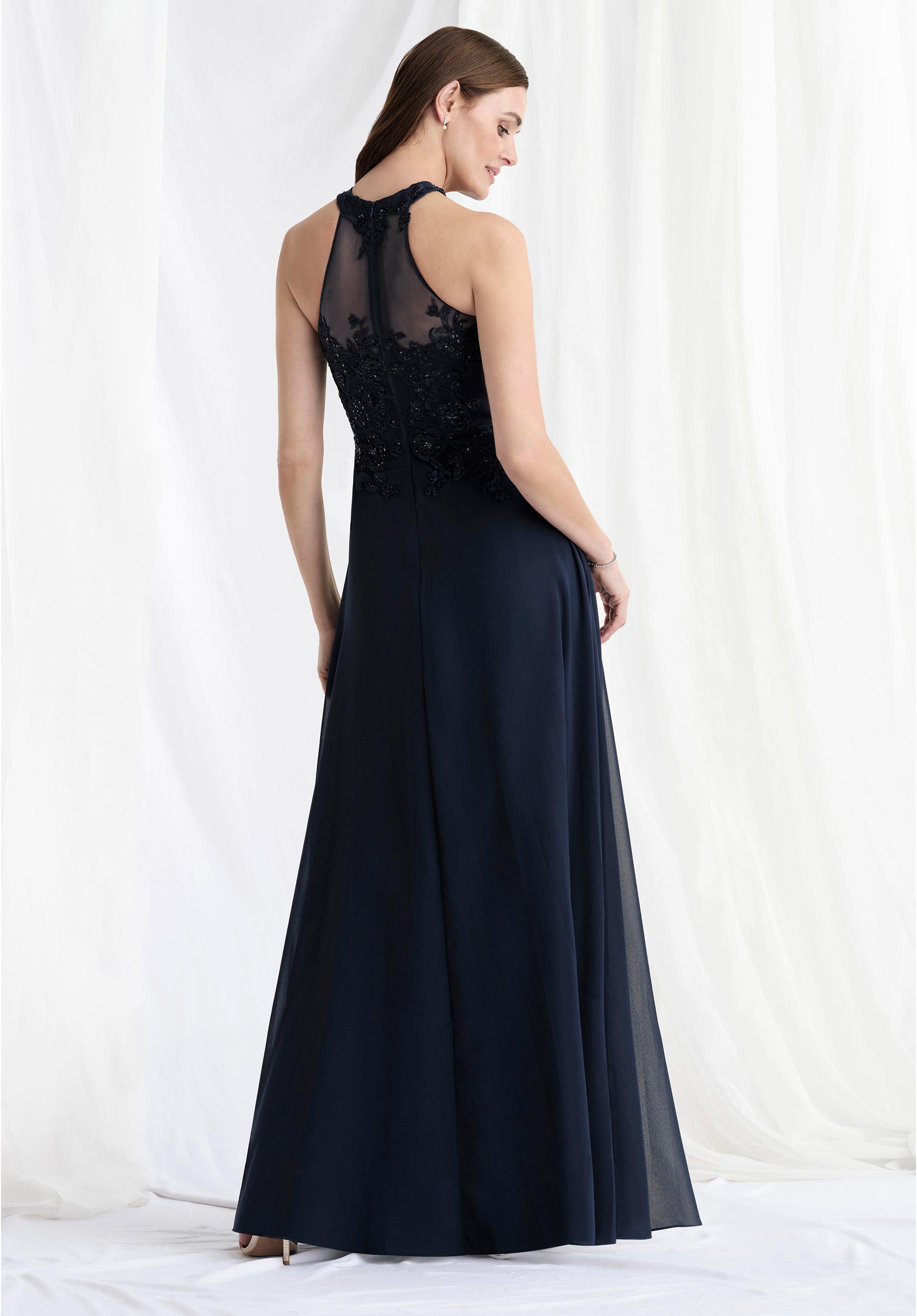 morilee-abendkleid-chiffon-mit-neckholder-und-illusion-ausschnitt image 5