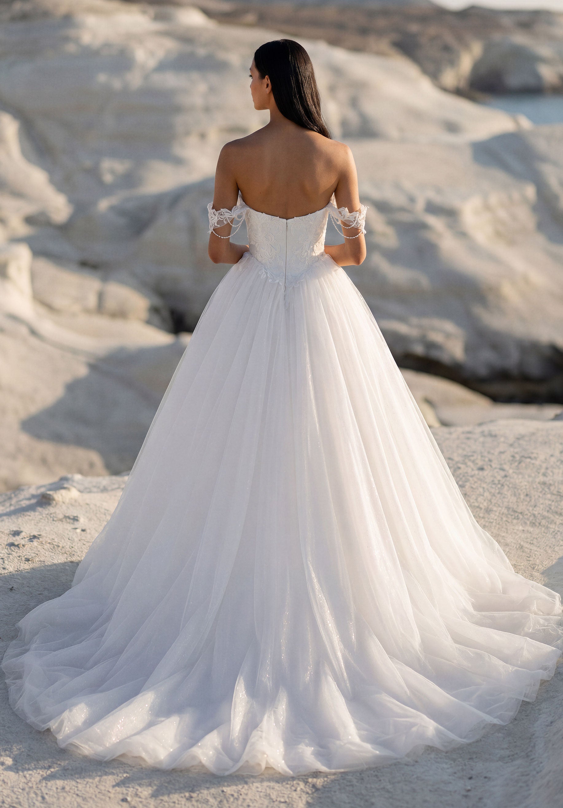 morilee-tr-sor-brautkleid-glitzer-t-ll-mit-basque-taille-und-carmen-rmeln image 2