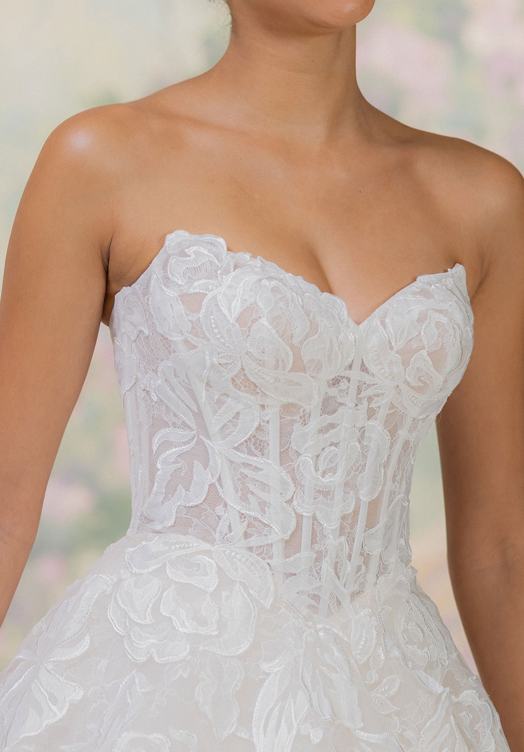 morilee-tiarra-brautkleid-ballkleid-mit-cat-eye-ausschnitt-und-rosen-stickerei image 5