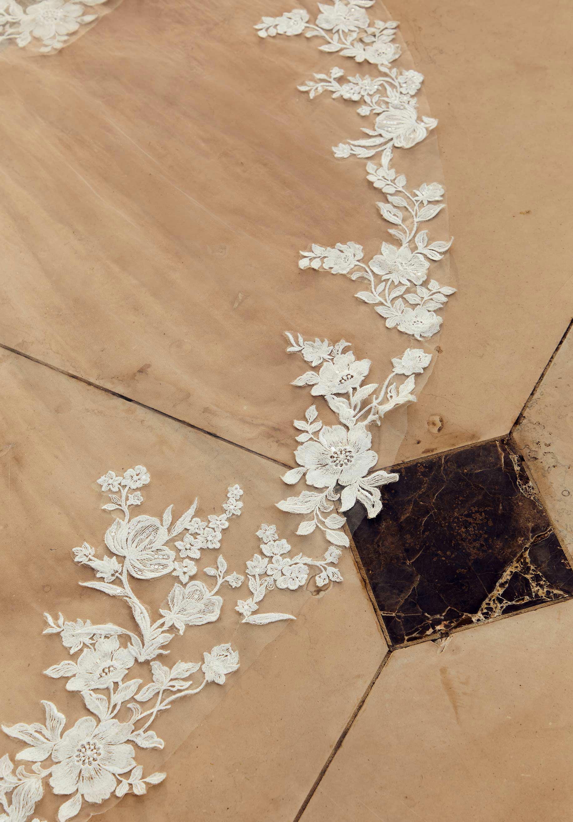 morilee-frosted-floral-spitzen-brautschleier-bestickt image 4