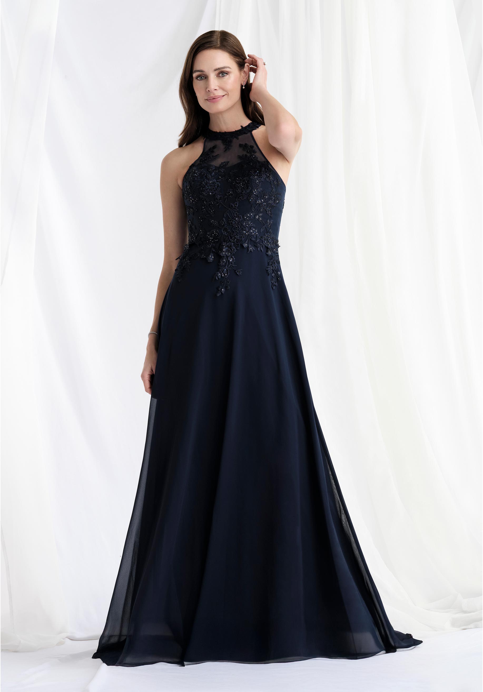 morilee-abendkleid-chiffon-mit-neckholder-und-illusion-ausschnitt image 4