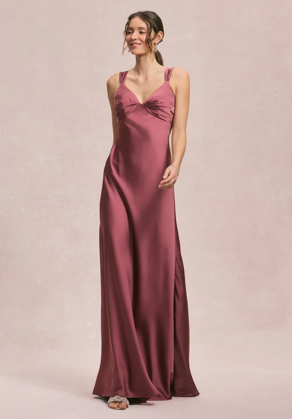 morilee-brautjungfernkleid-drapiertes-empire-v-neck-aus-luxe-satin image 1