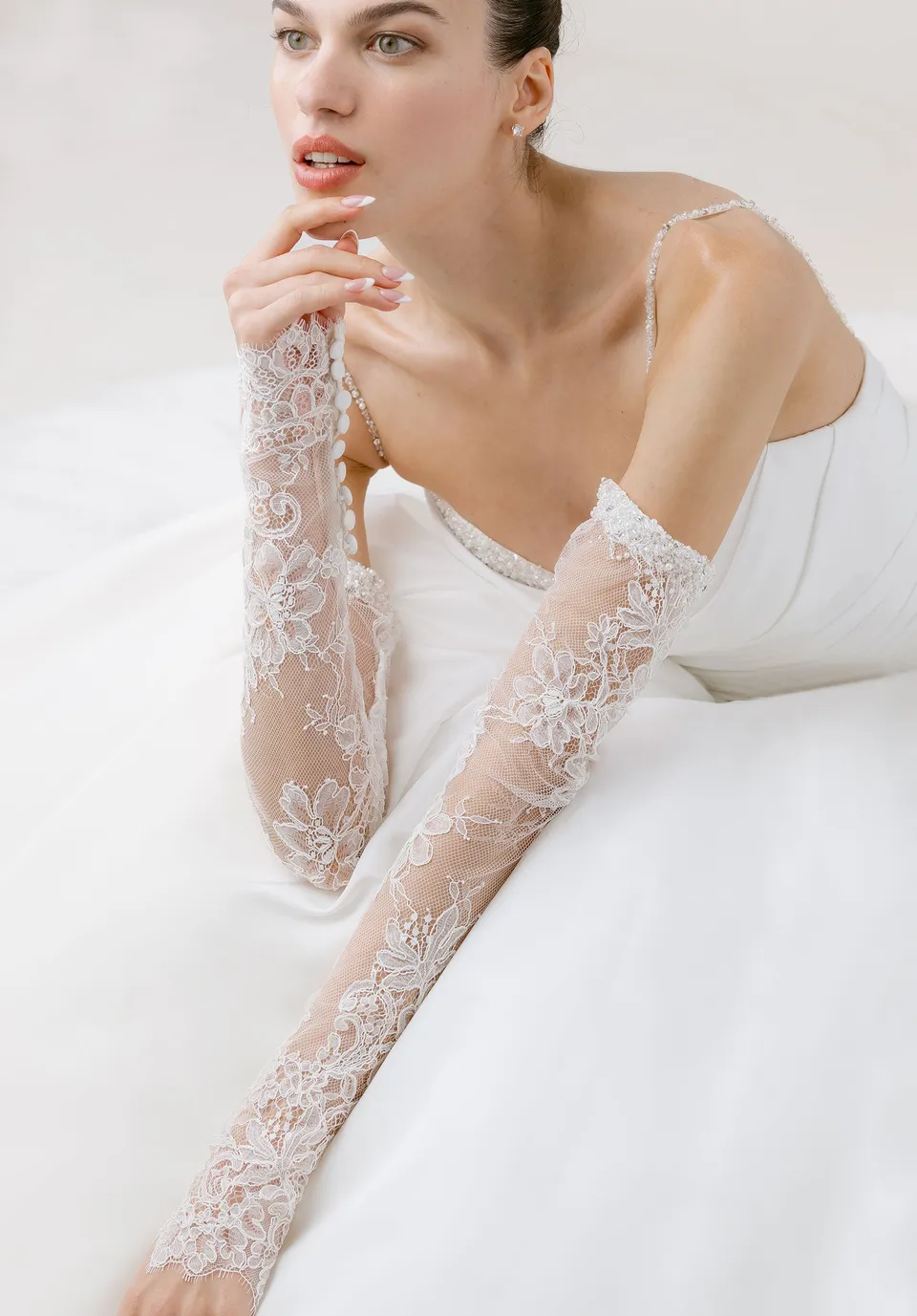 morilee-chantilly-lace-gauntlet-braut-armstulpen image 1