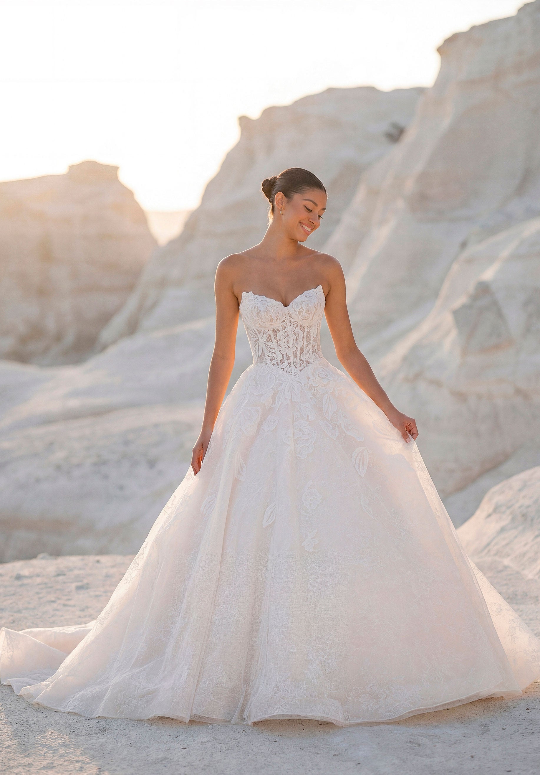 morilee-tiarra-brautkleid-ballkleid-mit-cat-eye-ausschnitt-und-rosen-stickerei image 1