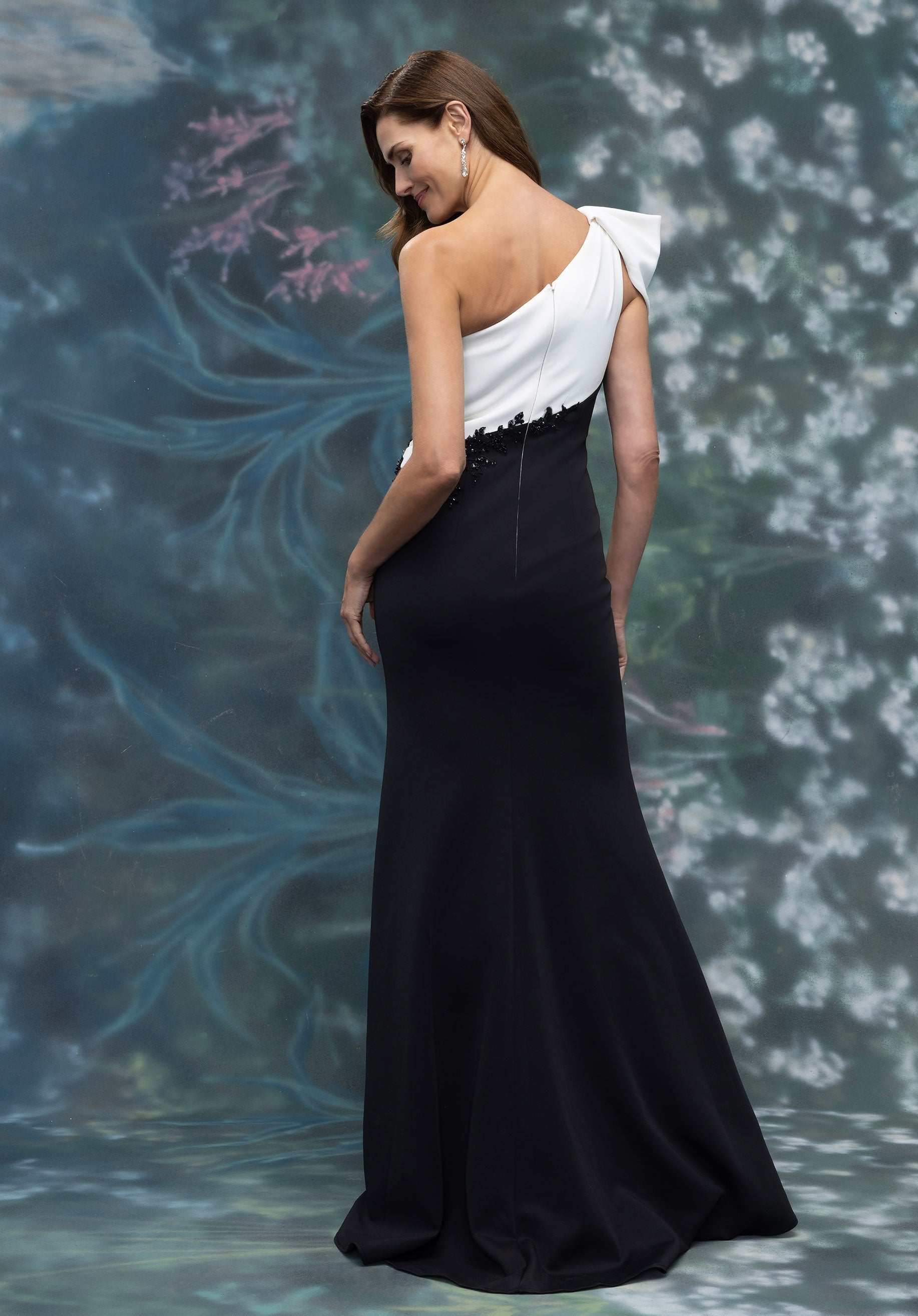 morilee-one-shoulder-crepe-abendkleid-mit-perlen-applikationen image 4