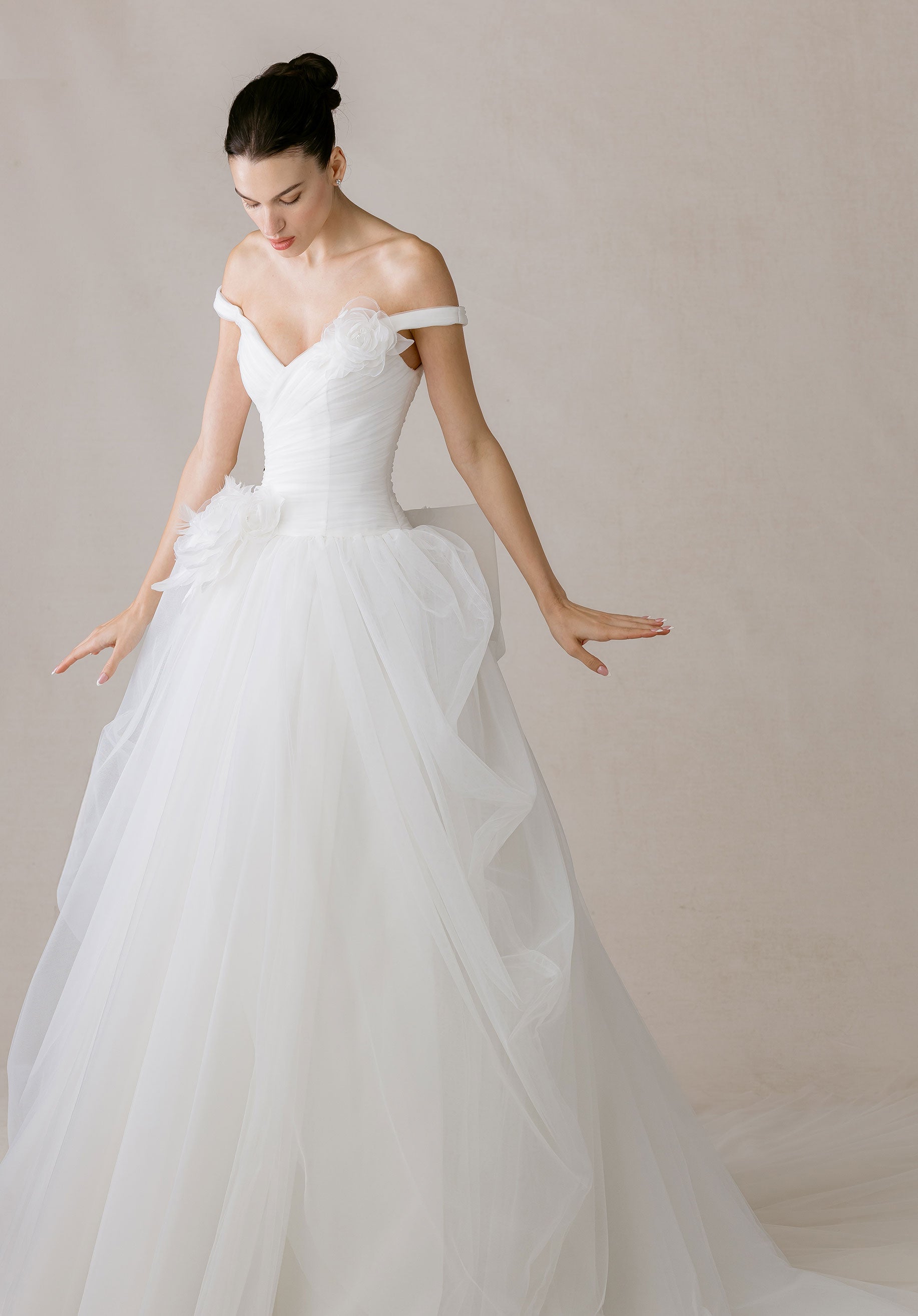 morilee-lucienne-brautkleid-ballkleid-off-shoulder-pick-up-rock-mit-schleppe image 4