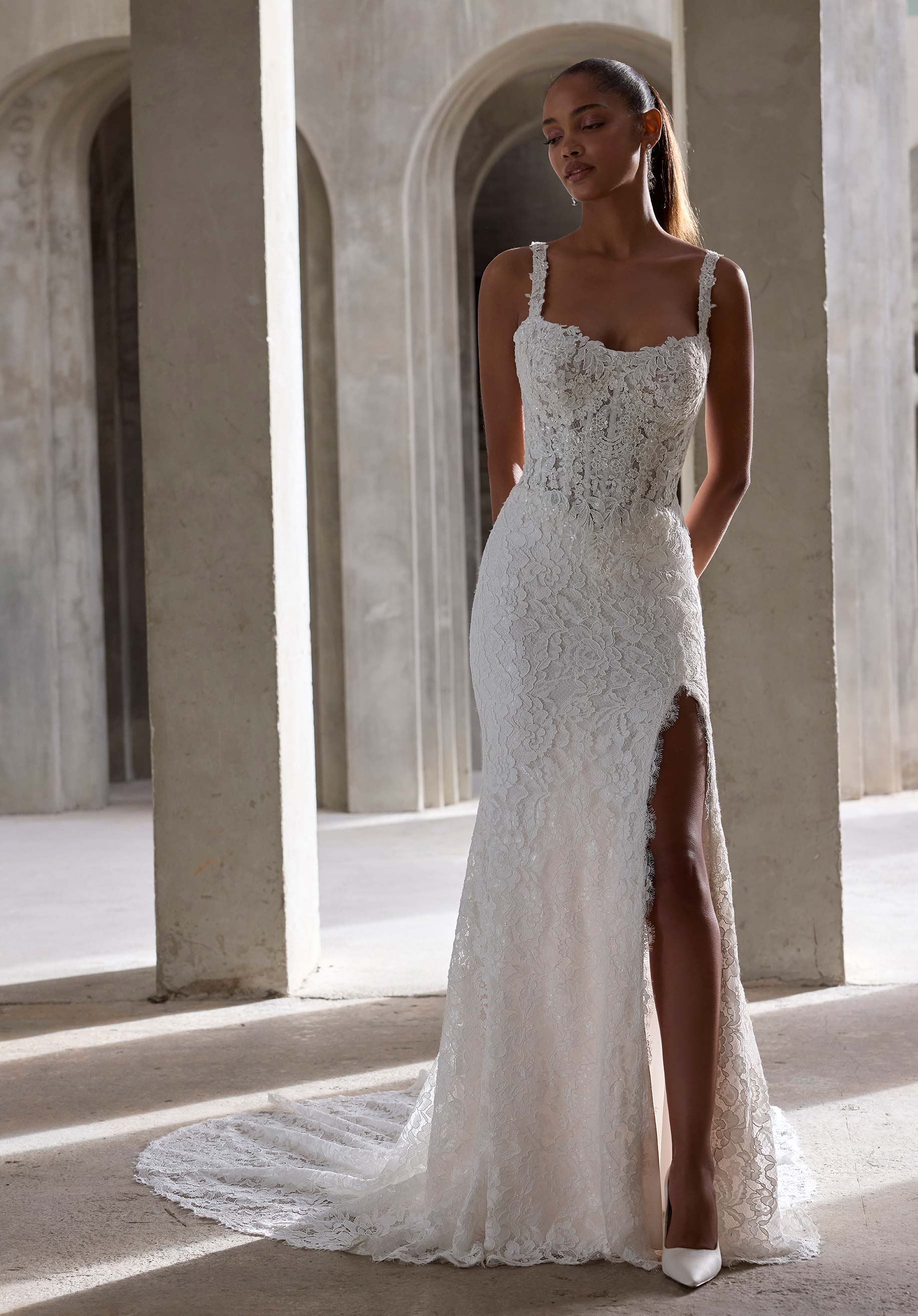 morilee-millah-brautkleid-spitze-mit-schn-rkorsett-und-schlitz image 1