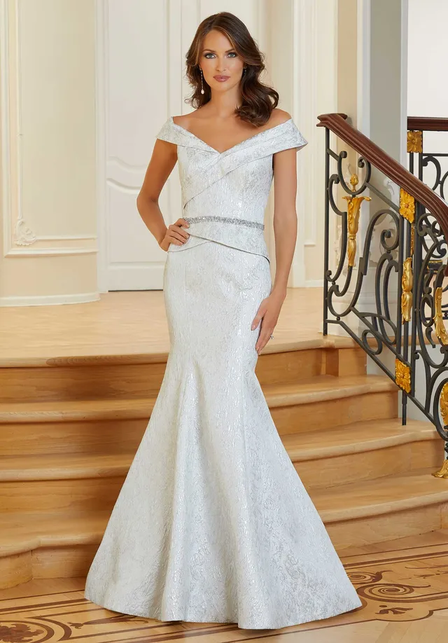 morilee-mermaid-brokat-abendkleid-mit-wickel-ausschnitt image 1