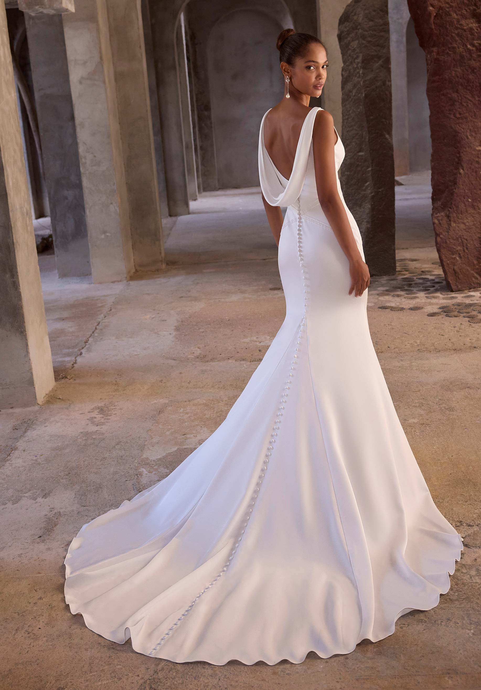 morilee-eirene-brautkleid-crepe-sheath-mit-v-ausschnitt image 4