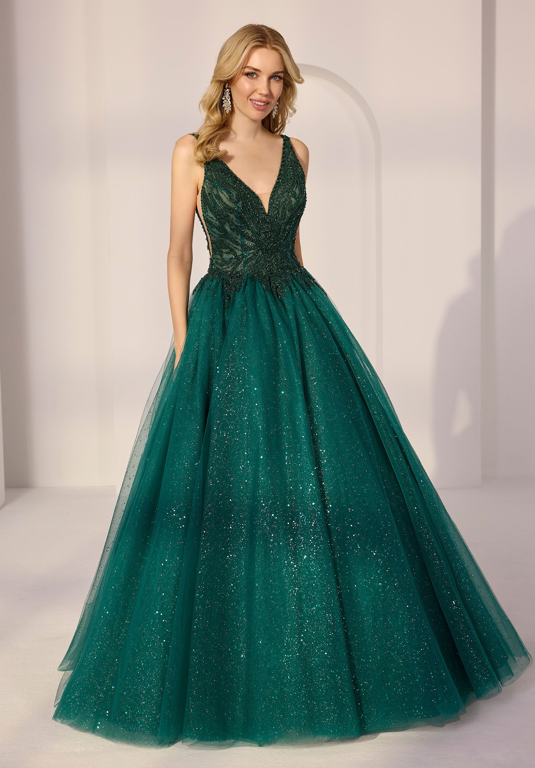 morilee-t-ll-a-linie-partykleid-mit-perlen-und-plunge-ausschnitt image 1