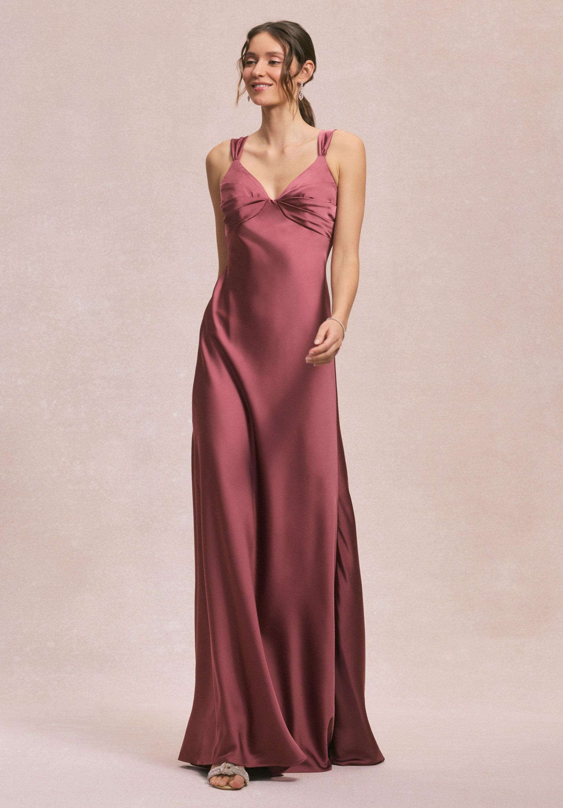 morilee-brautjungfernkleid-drapiertes-empire-v-neck-aus-luxe-satin image 1