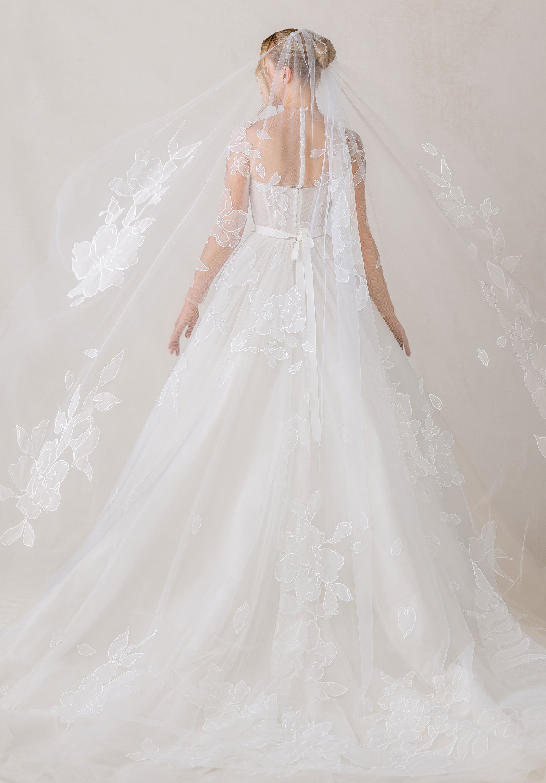 morilee-schleier-kathedrale-aus-floral-burnout-organza image 2