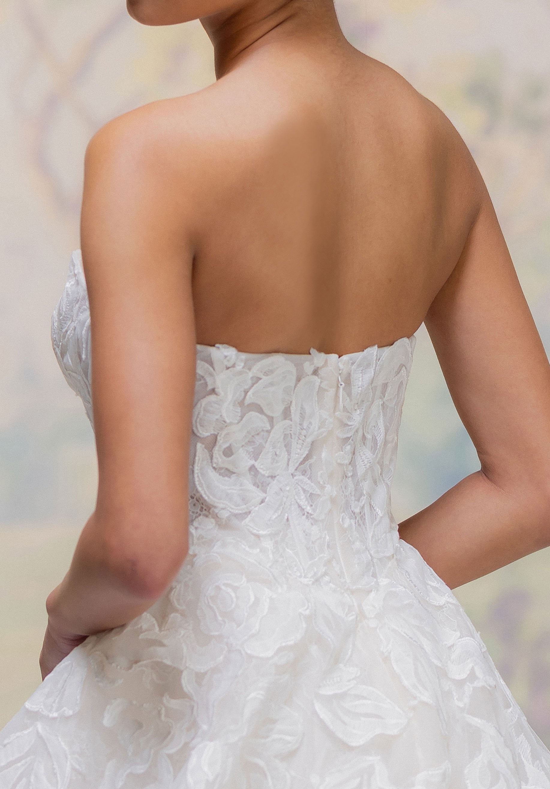 morilee-tiarra-brautkleid-ballkleid-mit-cat-eye-ausschnitt-und-rosen-stickerei image 6