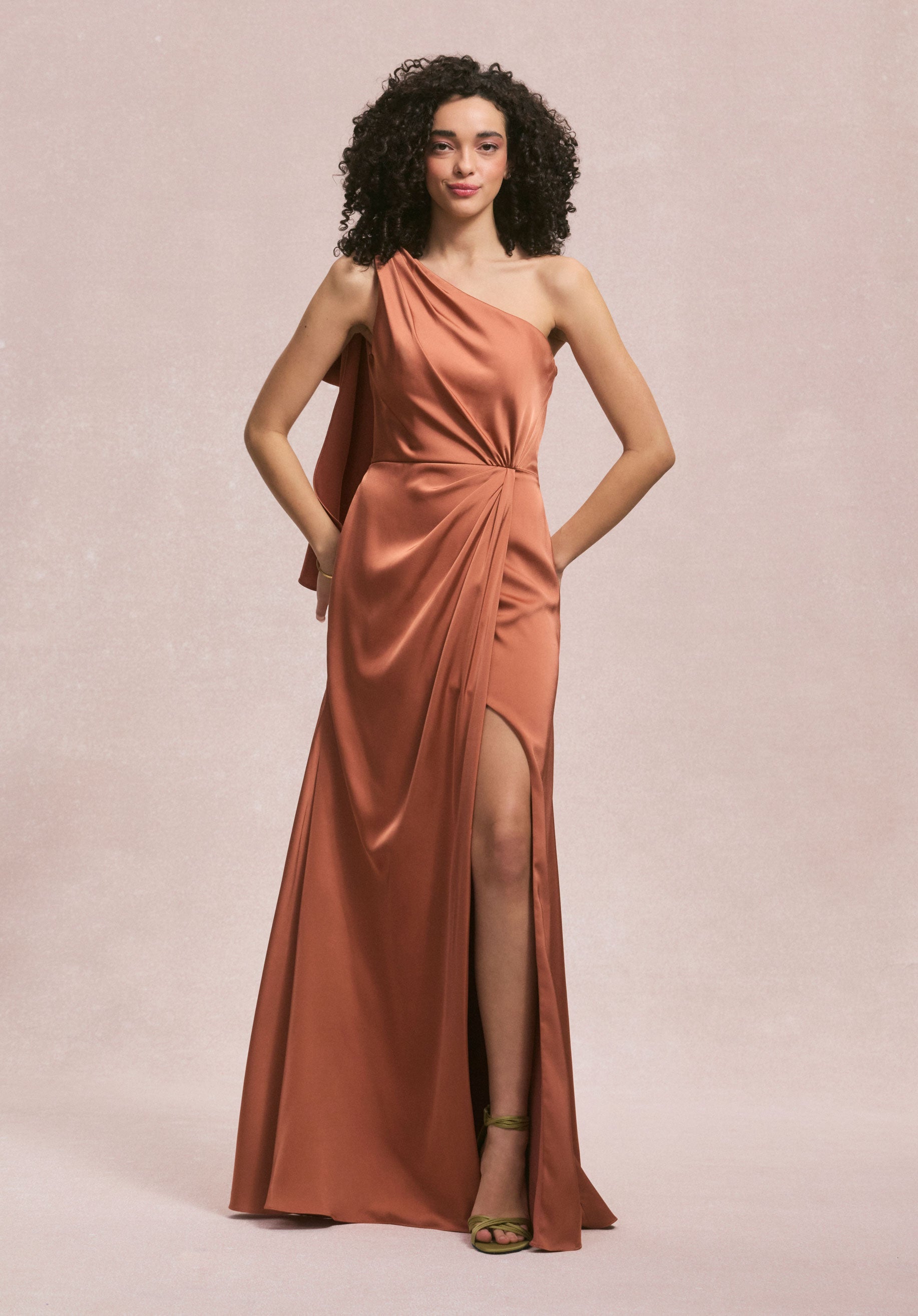 morilee-brautjungfernkleid-one-shoulder-drapierter-faux-wrap-aus-luxus-satin image 3
