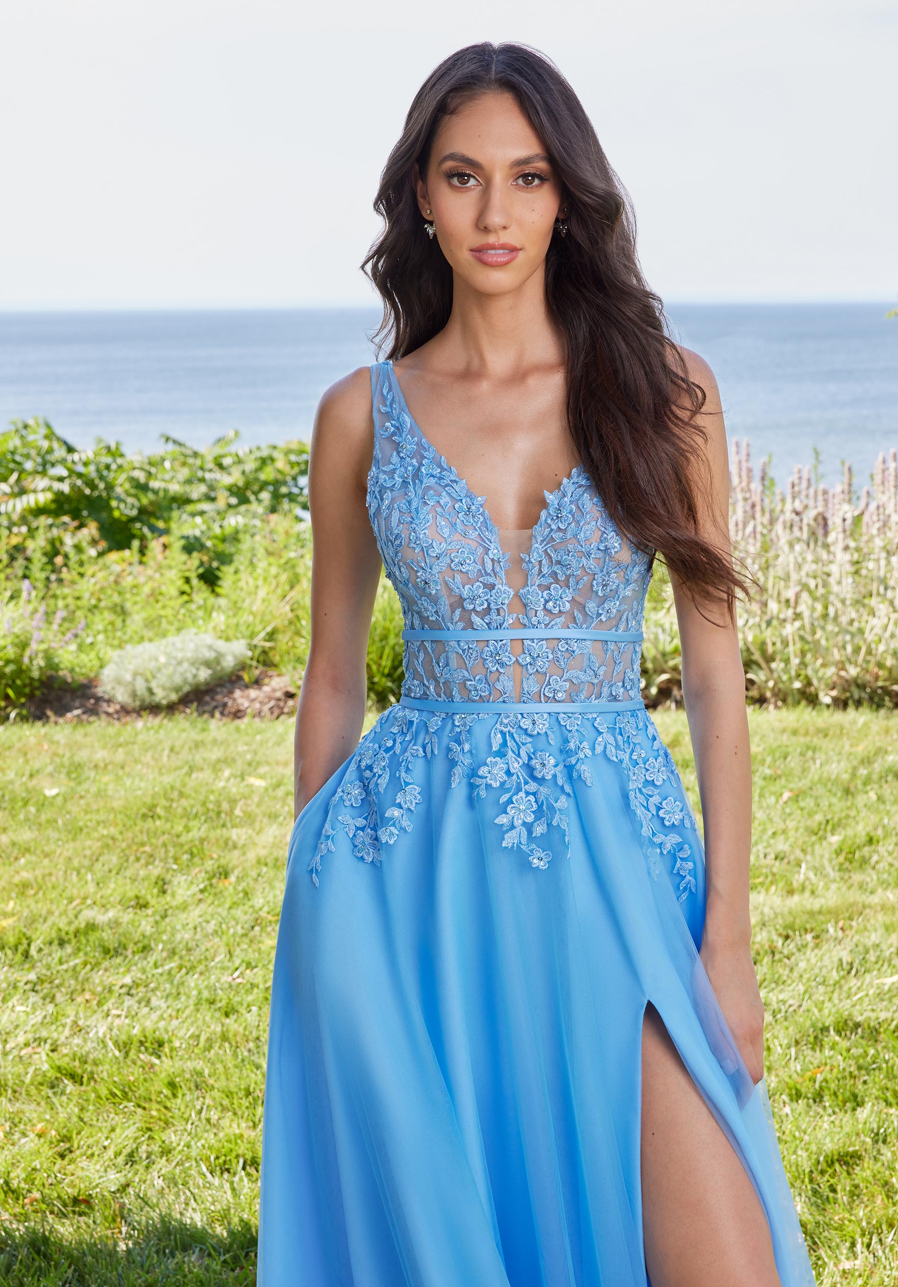 morilee-a-linie-ballkleid-mit-stickerei-applikationen-und-plunging-ausschnitt image 2