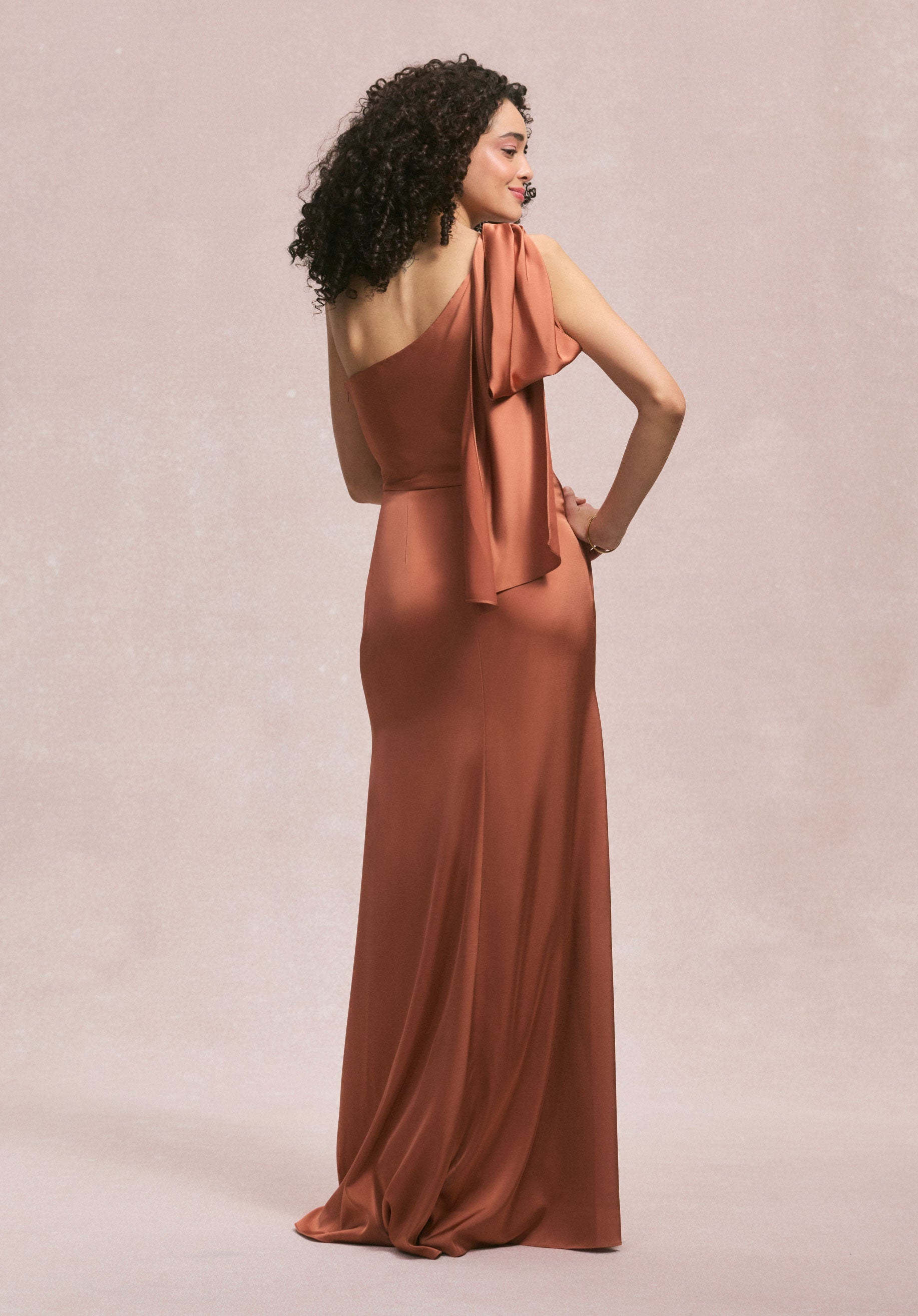 morilee-brautjungfernkleid-one-shoulder-drapierter-faux-wrap-aus-luxus-satin image 5