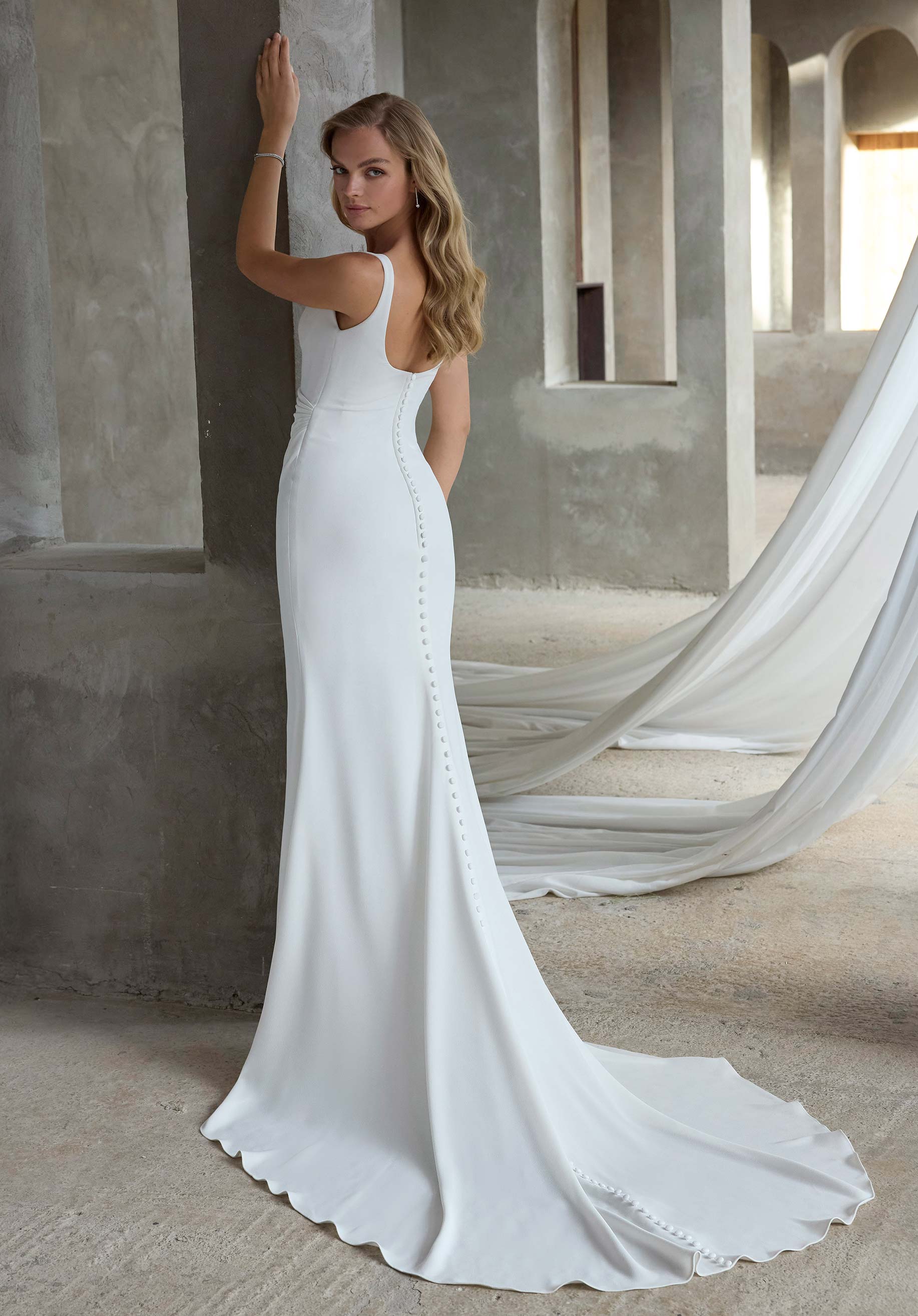 morilee-iona-brautkleid-crepe-sheath-mit-schlitz-und-schleppe image 4