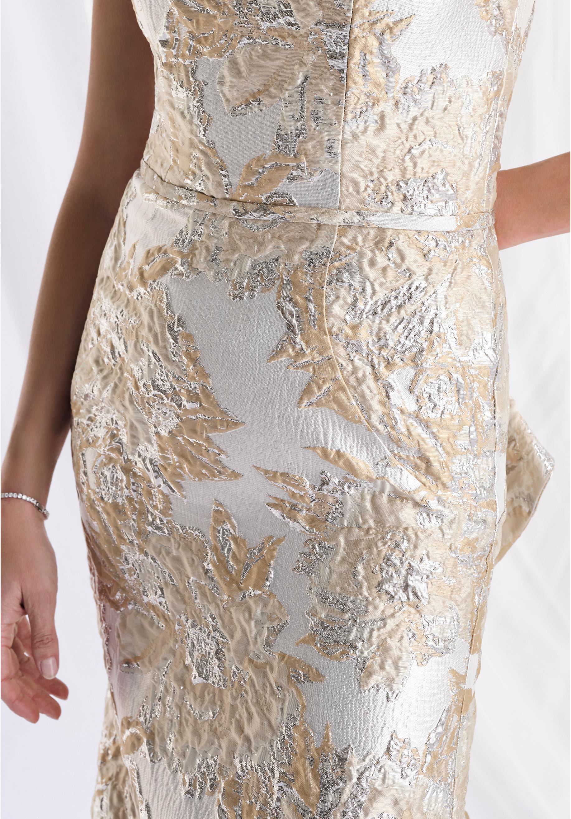 morilee-abendkleid-fit-and-flare-metallic-brokats-mit-r-schendrape image 4
